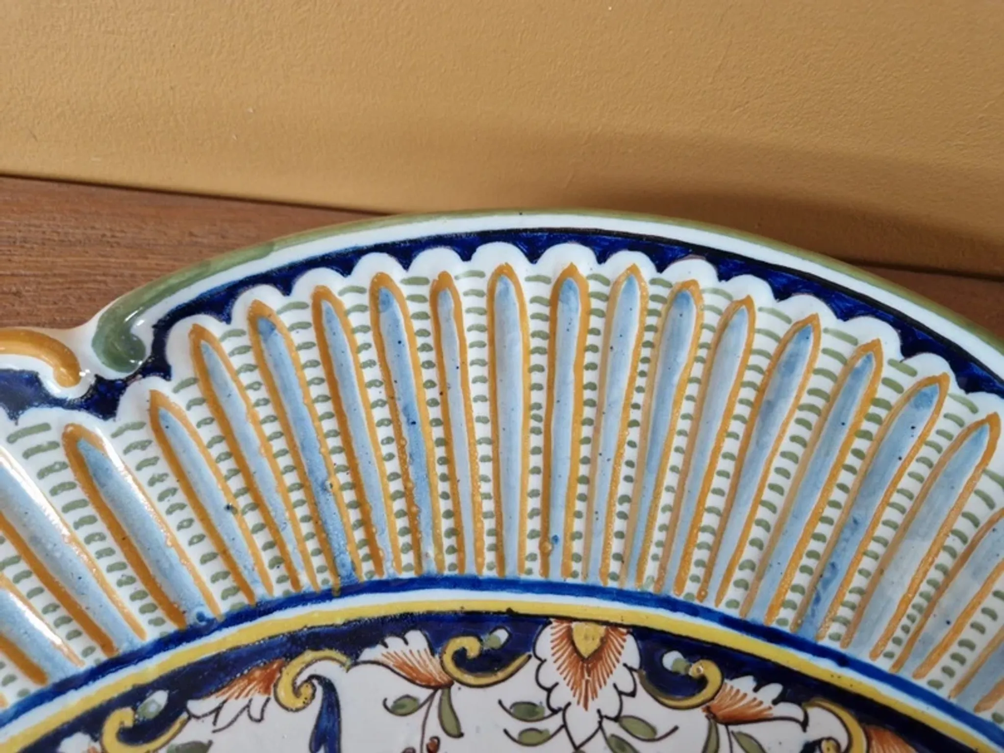Important oval dish in faience from Boulogne-sur-Mer - Géo Martel
