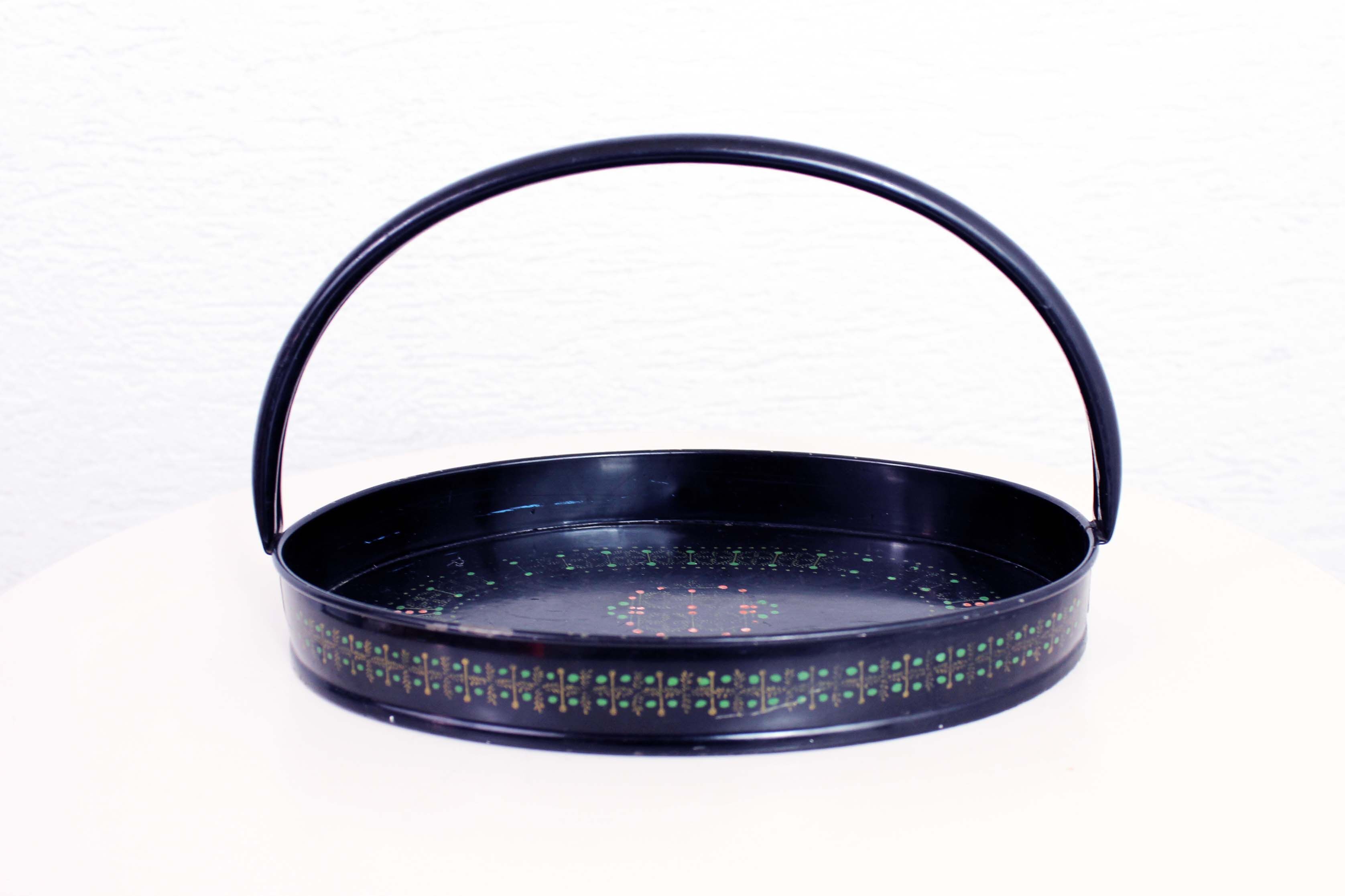 Vintage dish metal with handle