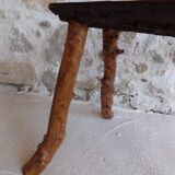 Banc en bois brutaliste