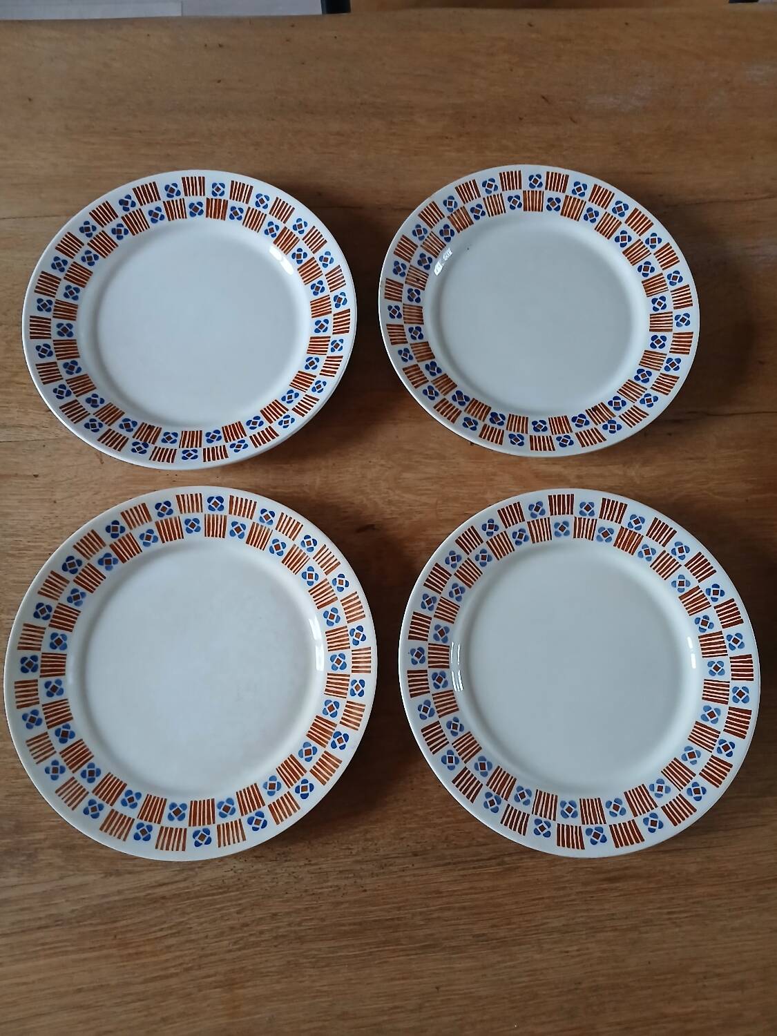 4 assiettes plates anciennes en terre de fer