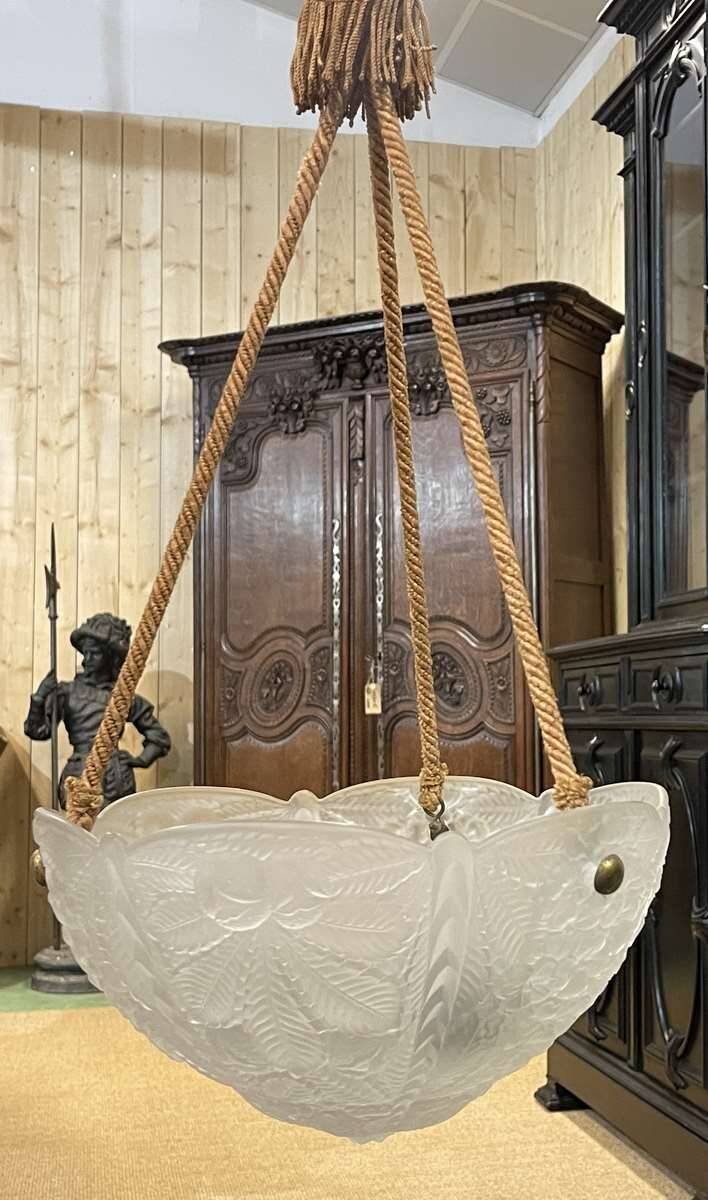 Suspension in white Art Deco period glass in the taste of Lalique