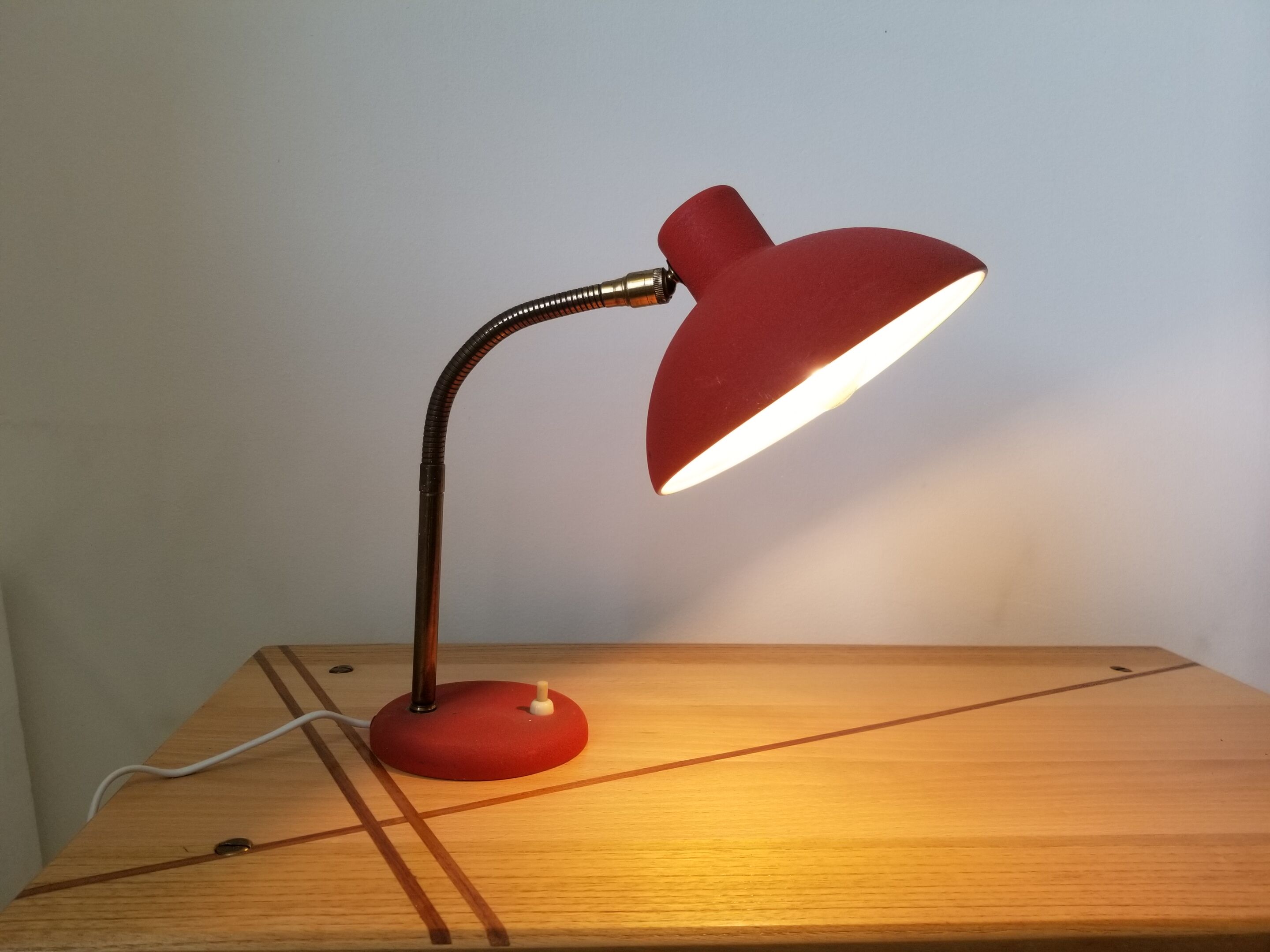 Vintage laying lamp in brass and grainy red aluminum - 50s