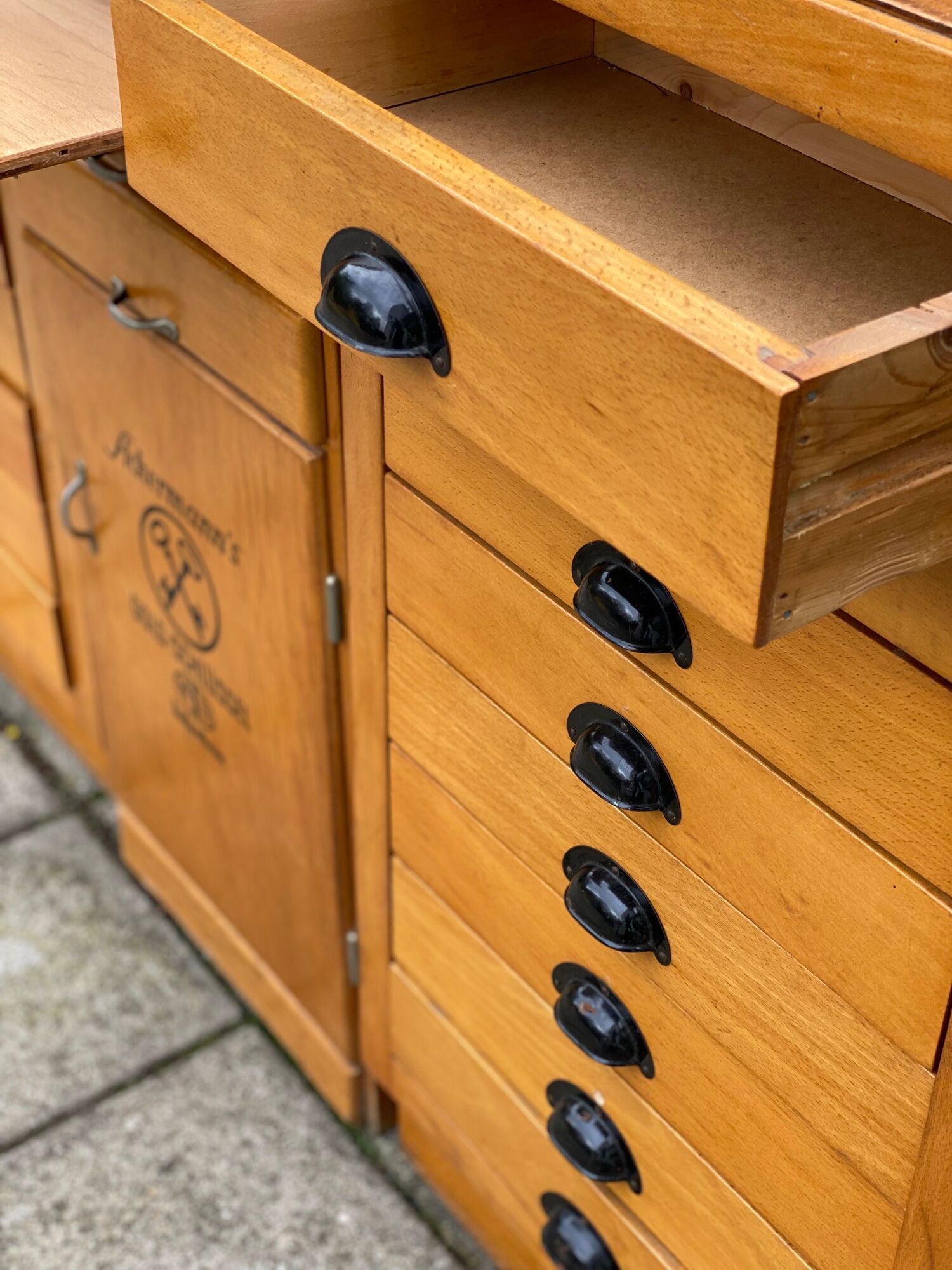 Trio vintage d’armoires en bois de pin allemand