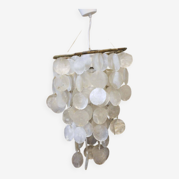 Suspension with mother-of-pearl tassels