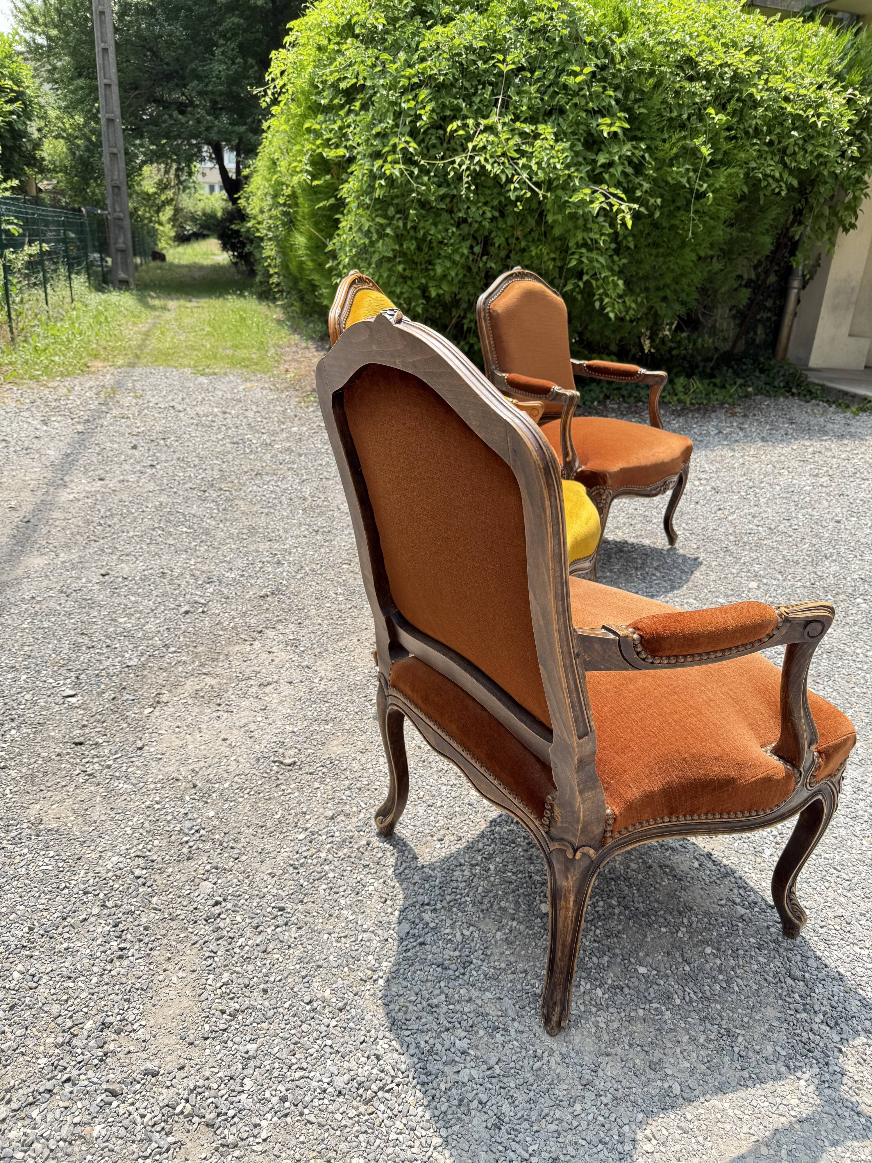 Louis XV armchair suite in carved wood – ochre and saffron velvet