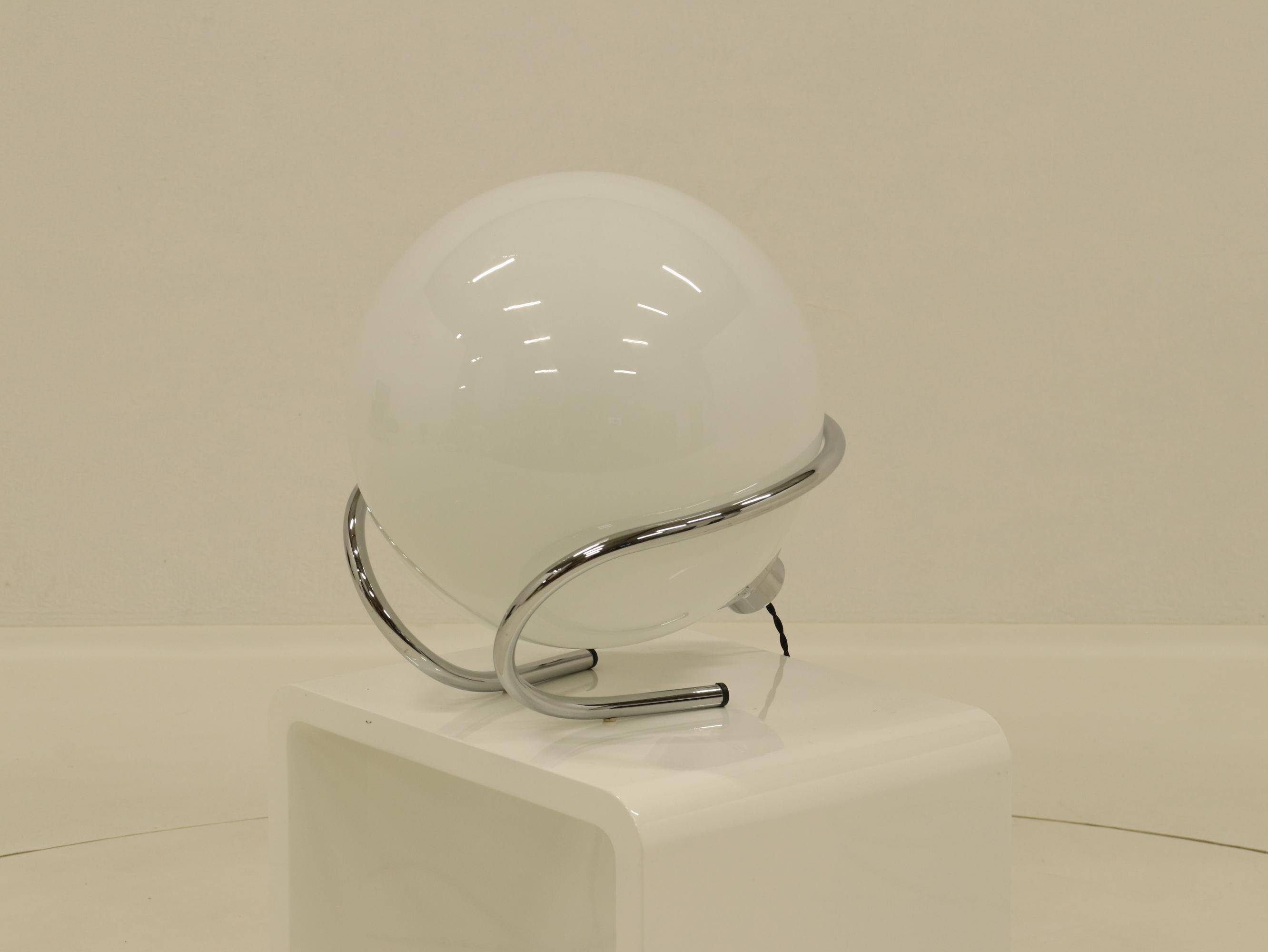 Lampe de table globe en chrome et verre blanc, Italie, années 1970