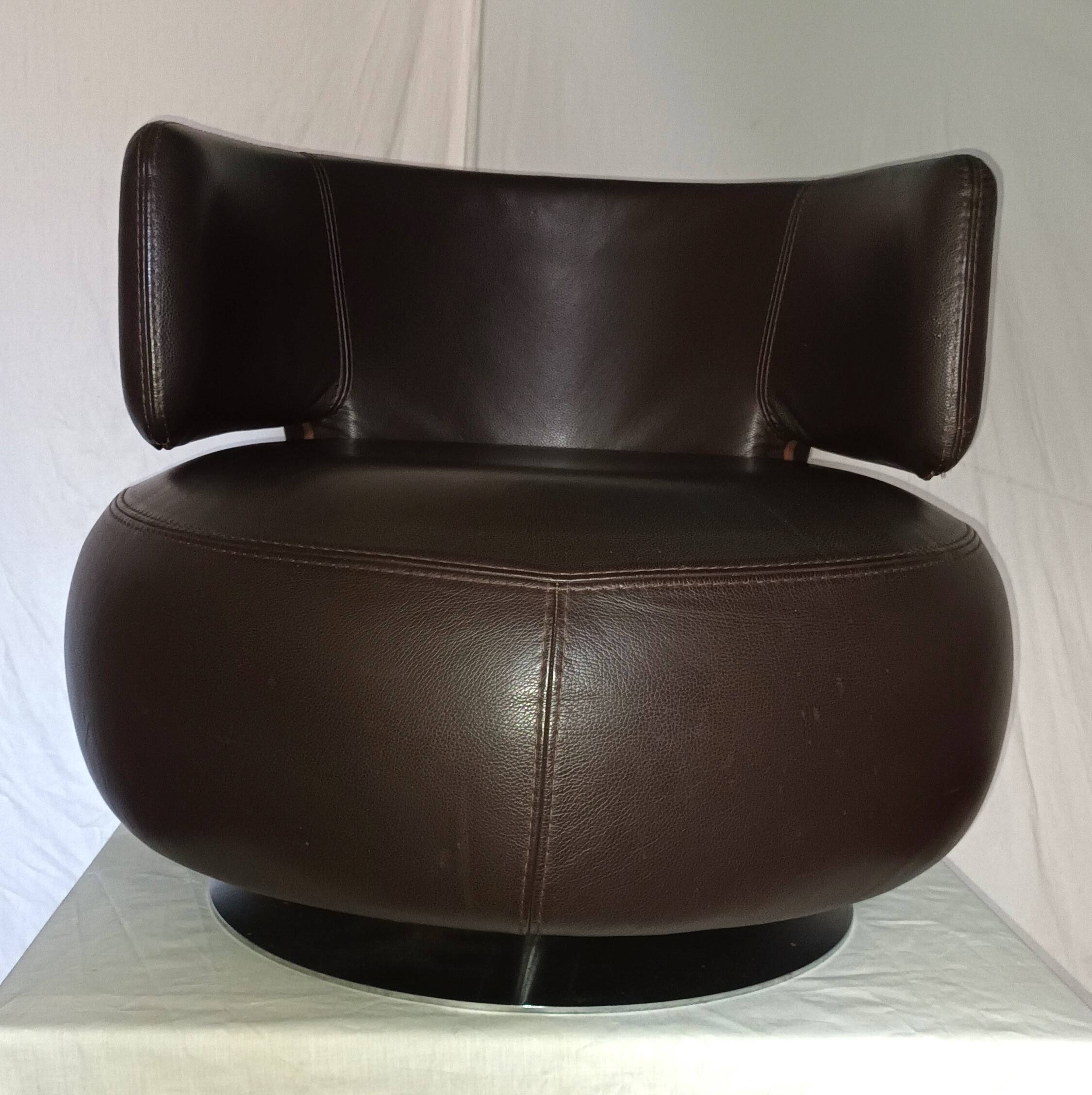 Fauteuil tournant CURL en cuir marron par Roche Bobois