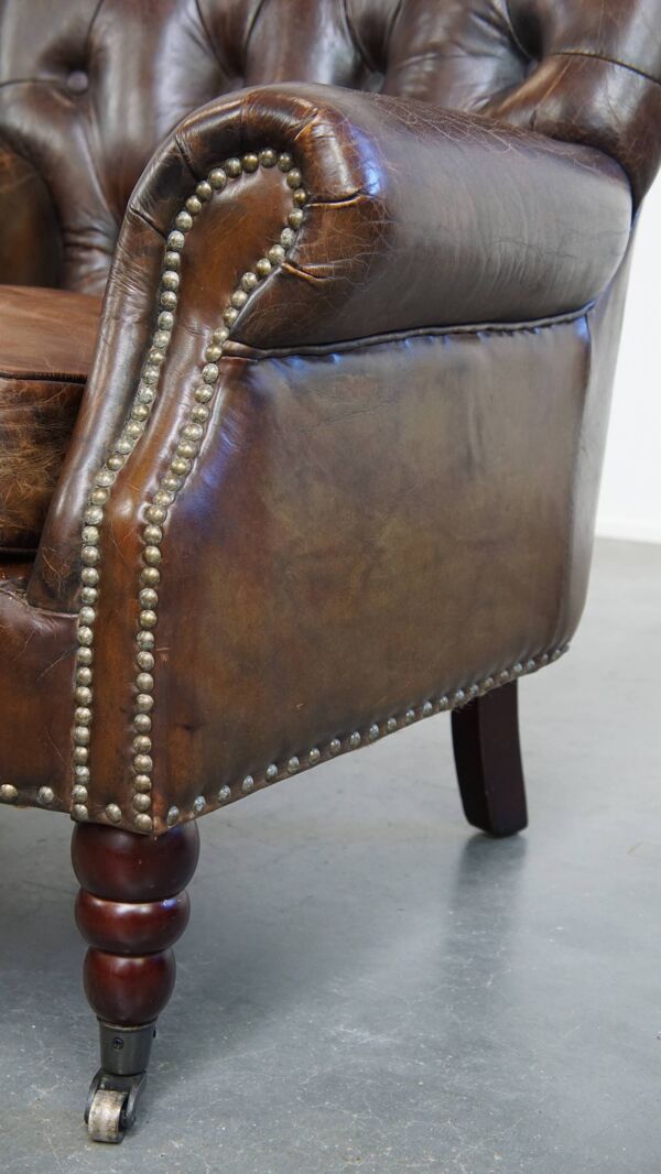 Fauteuil Chesterfield en cuir de vachette grainé marron couleur cognac