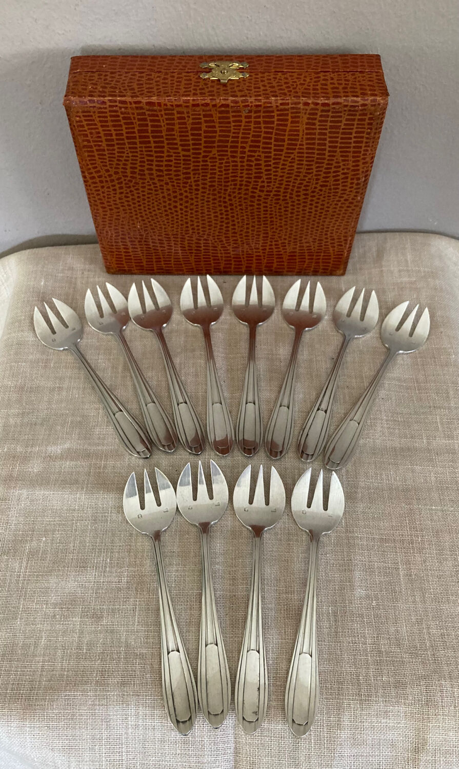 Art Deco oyster forks in punched silver metal, leatherette box