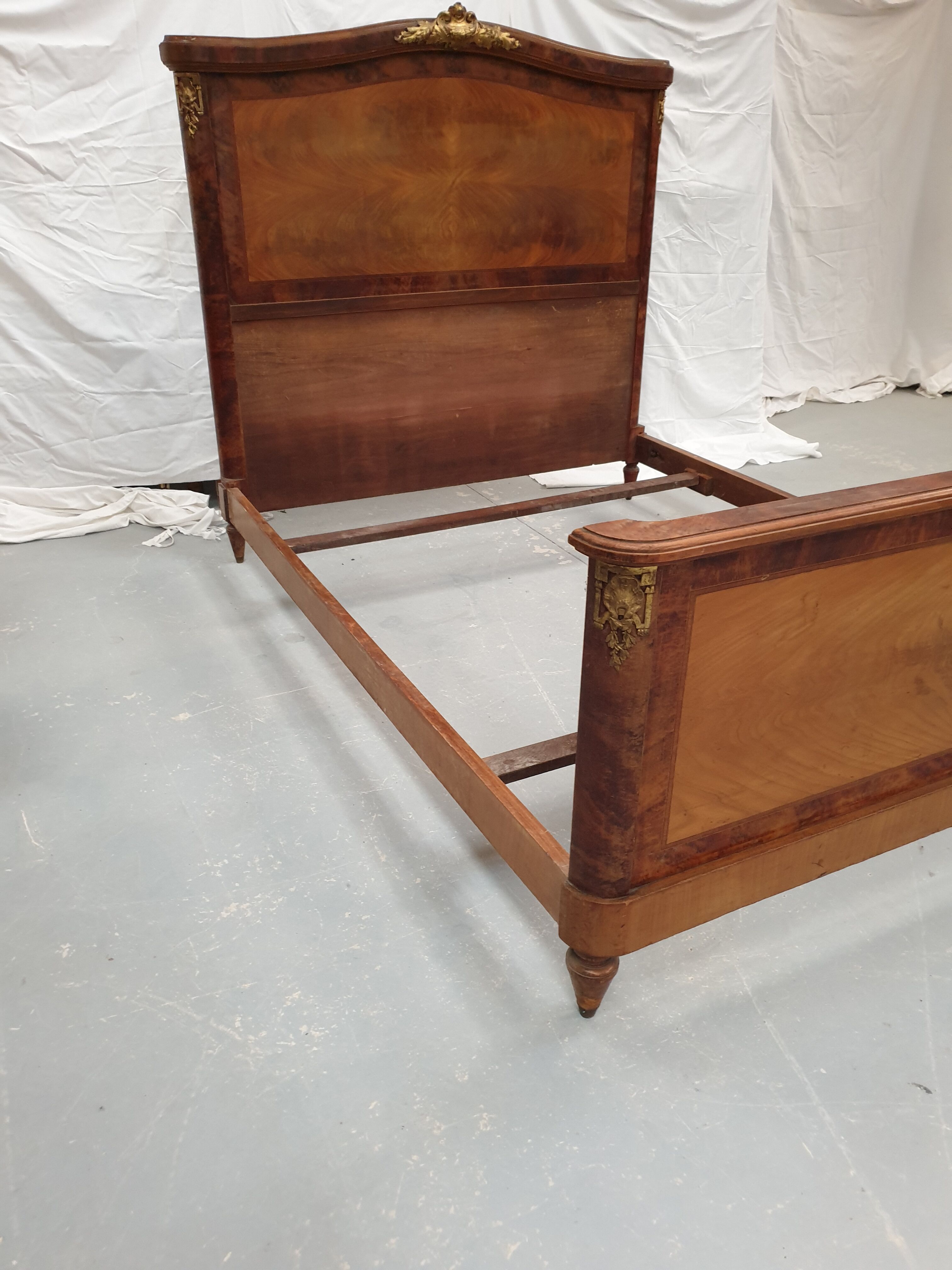 Bed style Louis XVI gilded bronze