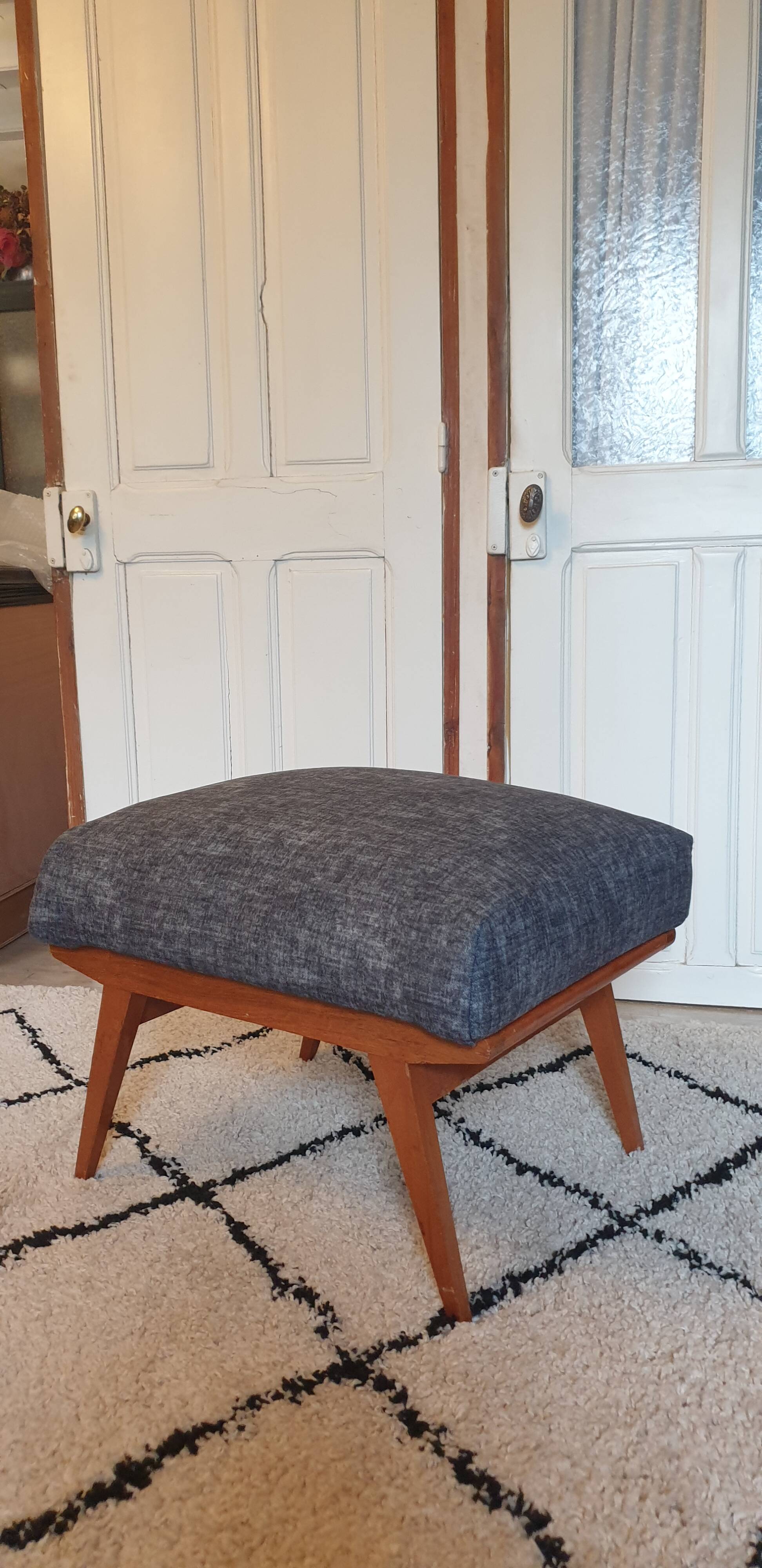Gray compass foot pouf bench