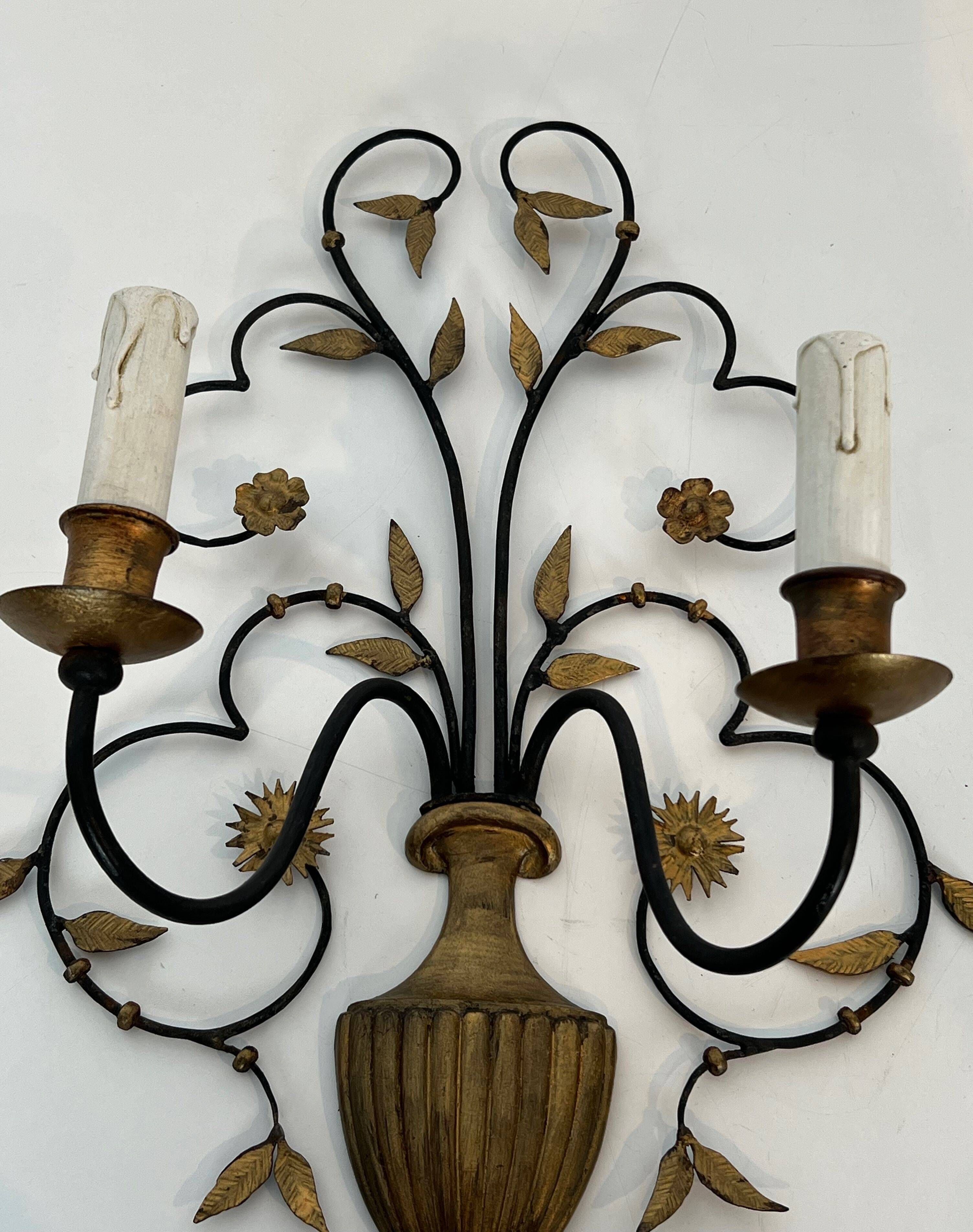 Paire d'appliques en fer forgé et doré représentant un bouquet de fleurs