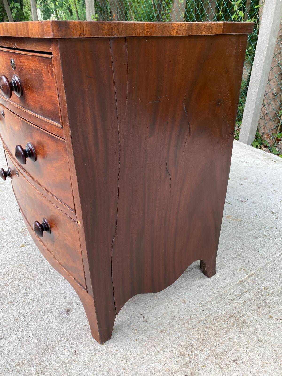 19th century English wooden chest of drawers with 4 drawers