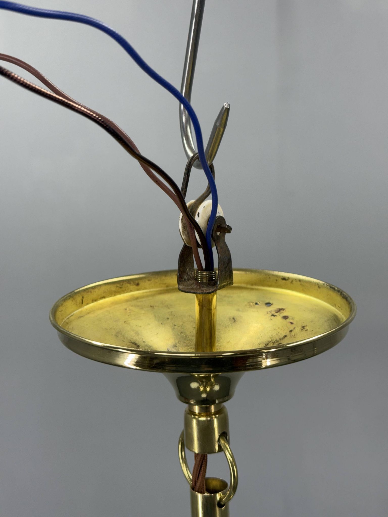 Chandelier en laiton et verre opalin Art Déco, années 1930