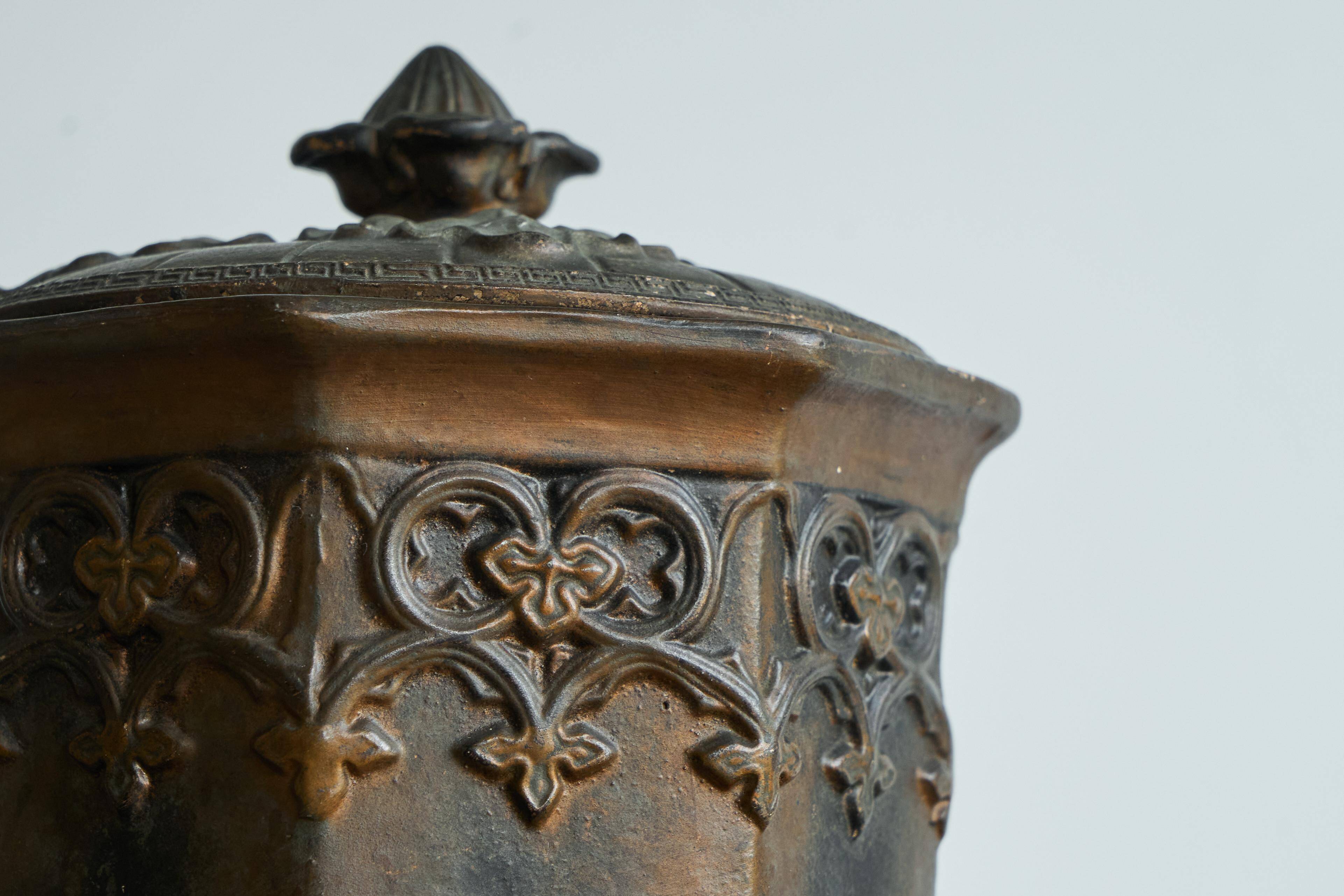 Pot à tabac ancien style néogothique XIXe siècle