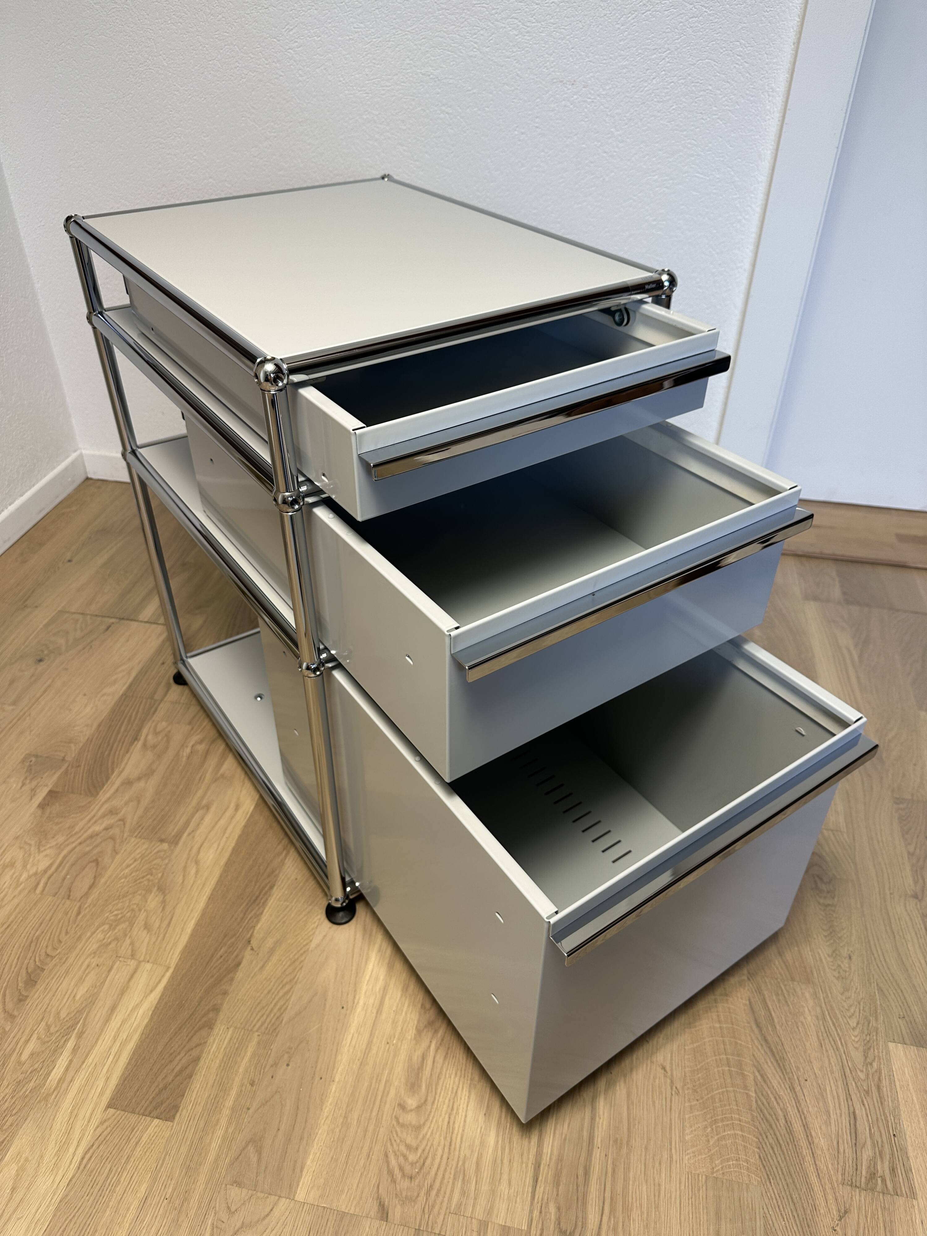 USM Haller pedestal in light grey