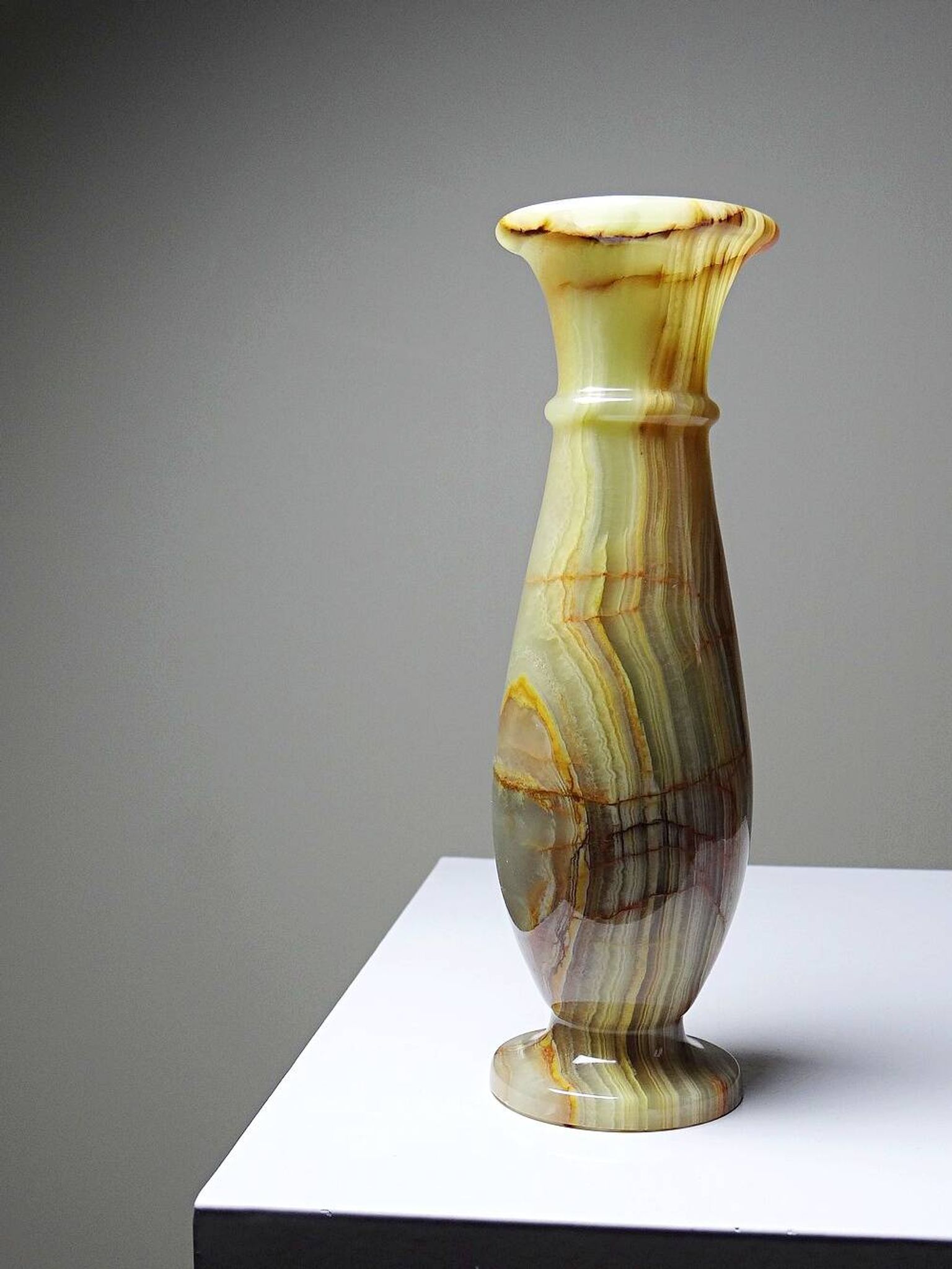 A pair of vintage baluster vases in green striped onyx from Italy, mid-century.