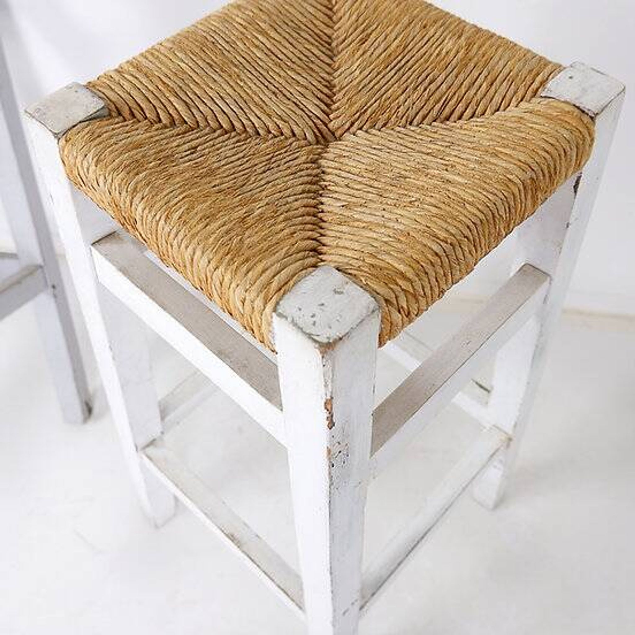Ensemble de 3 tabourets de bar en jonc avec cadre en bois
