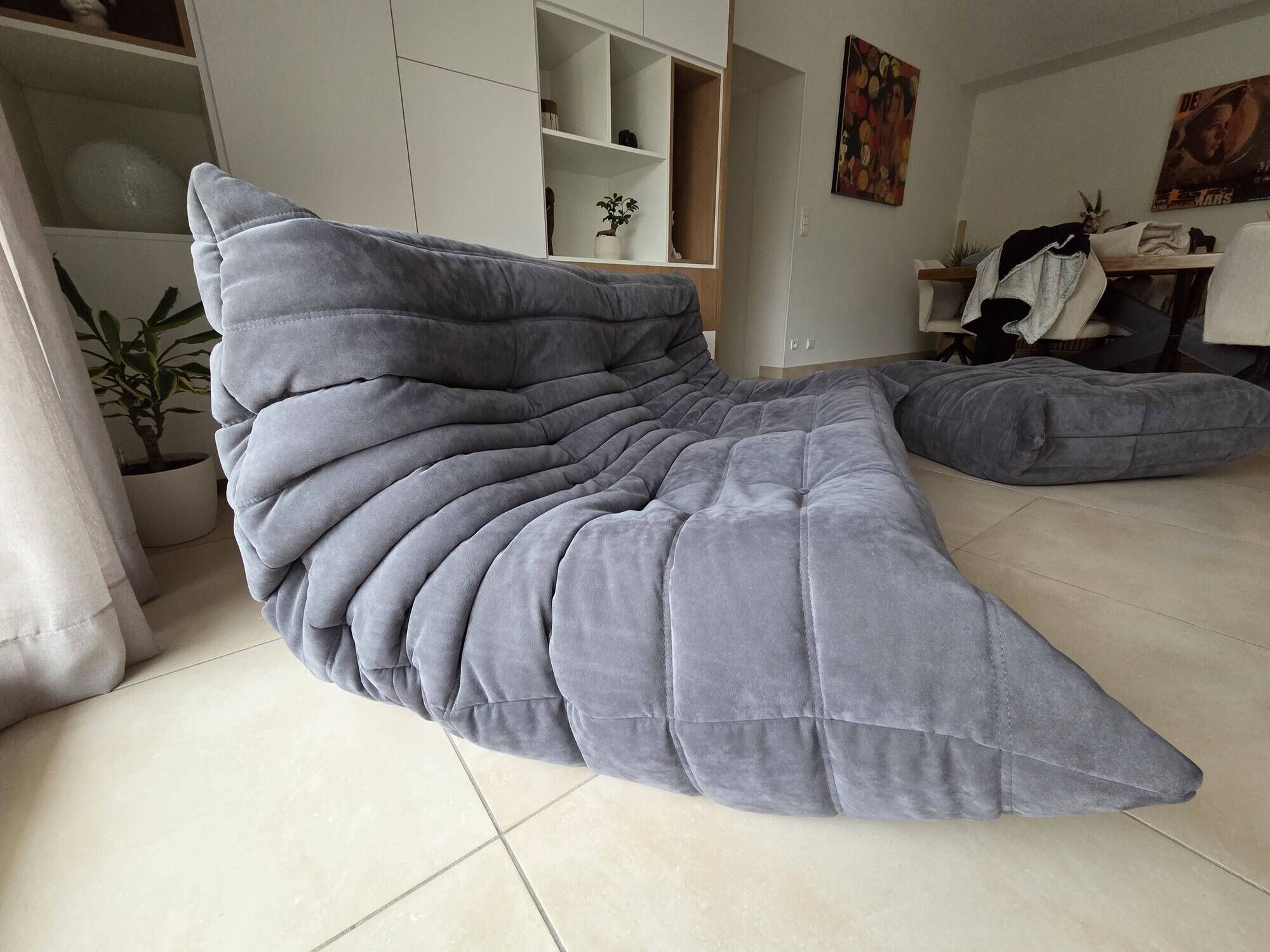 Togo canapé 3 places ligne roset avec un pouf