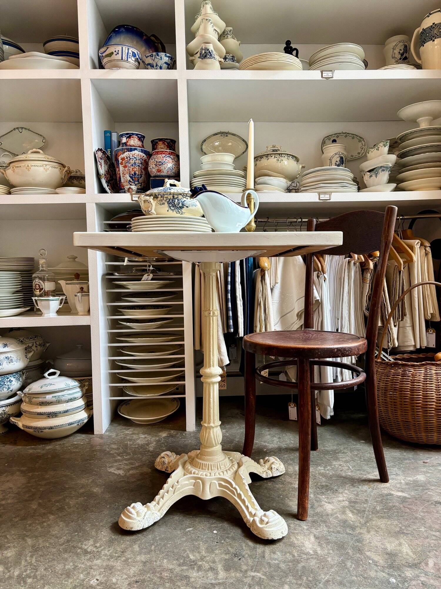 Bistro table in beige cast iron and ecru wood