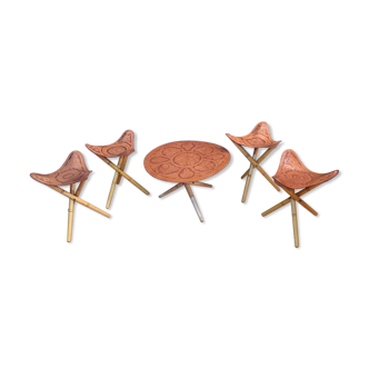 Ensemble Safari quatre tabourets et une table années 1970