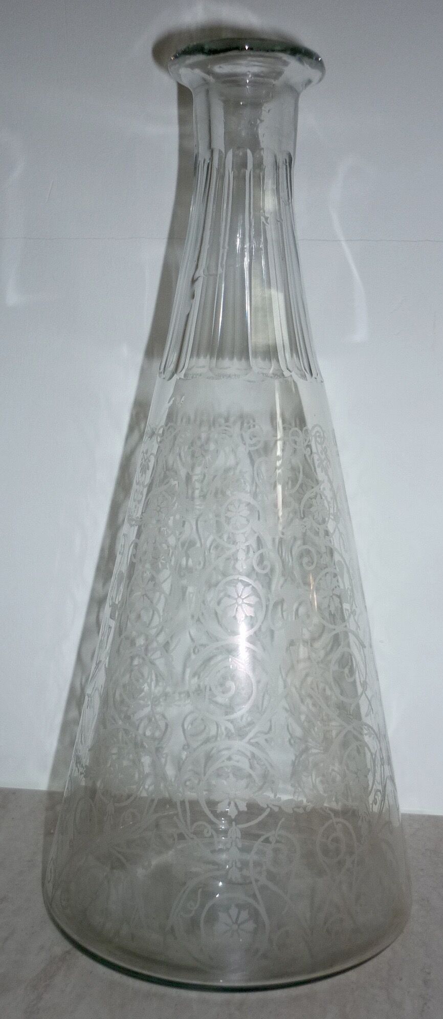 Water carafe in engraved decoration glass