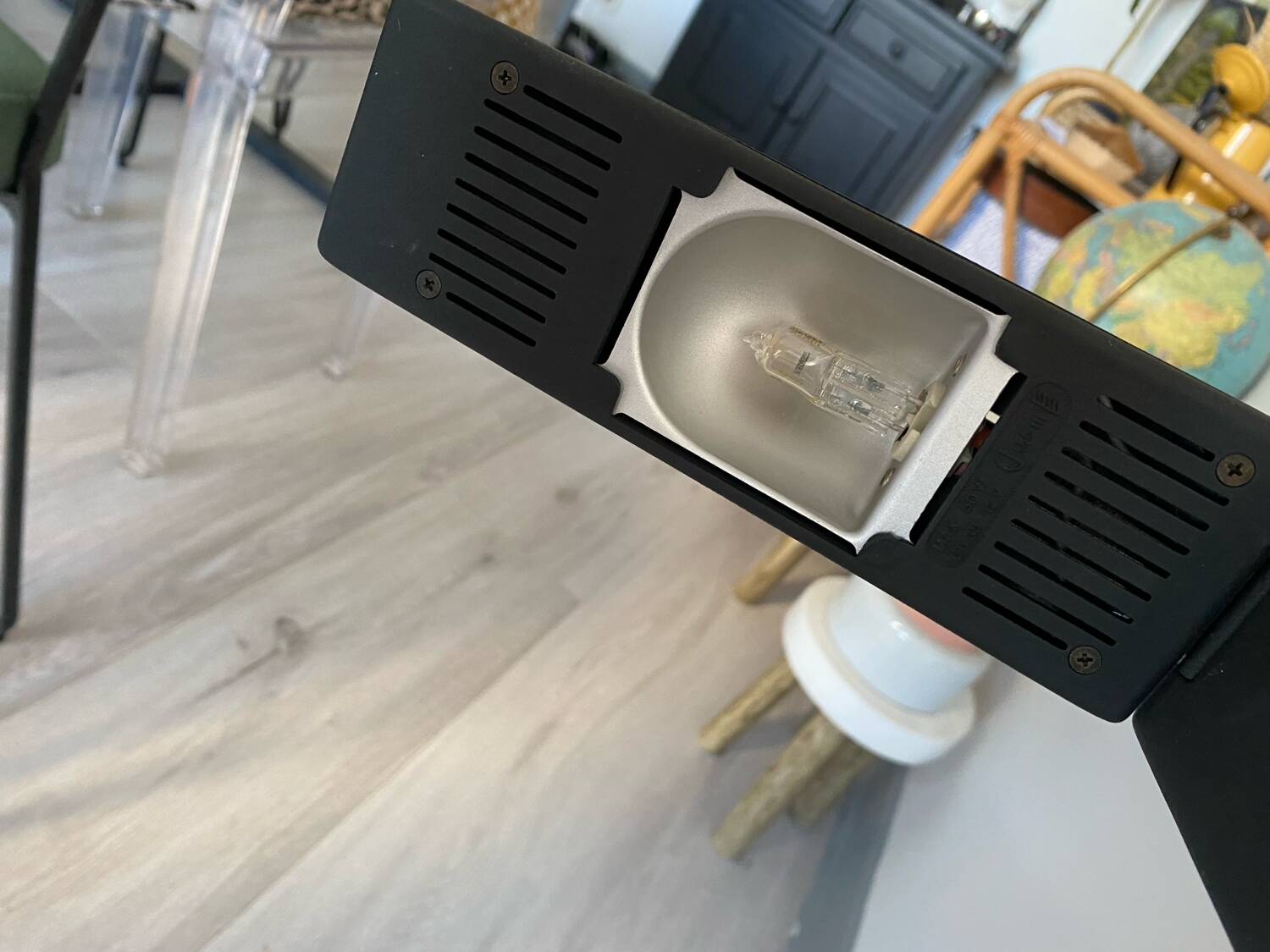 Adjustable desk lamp
