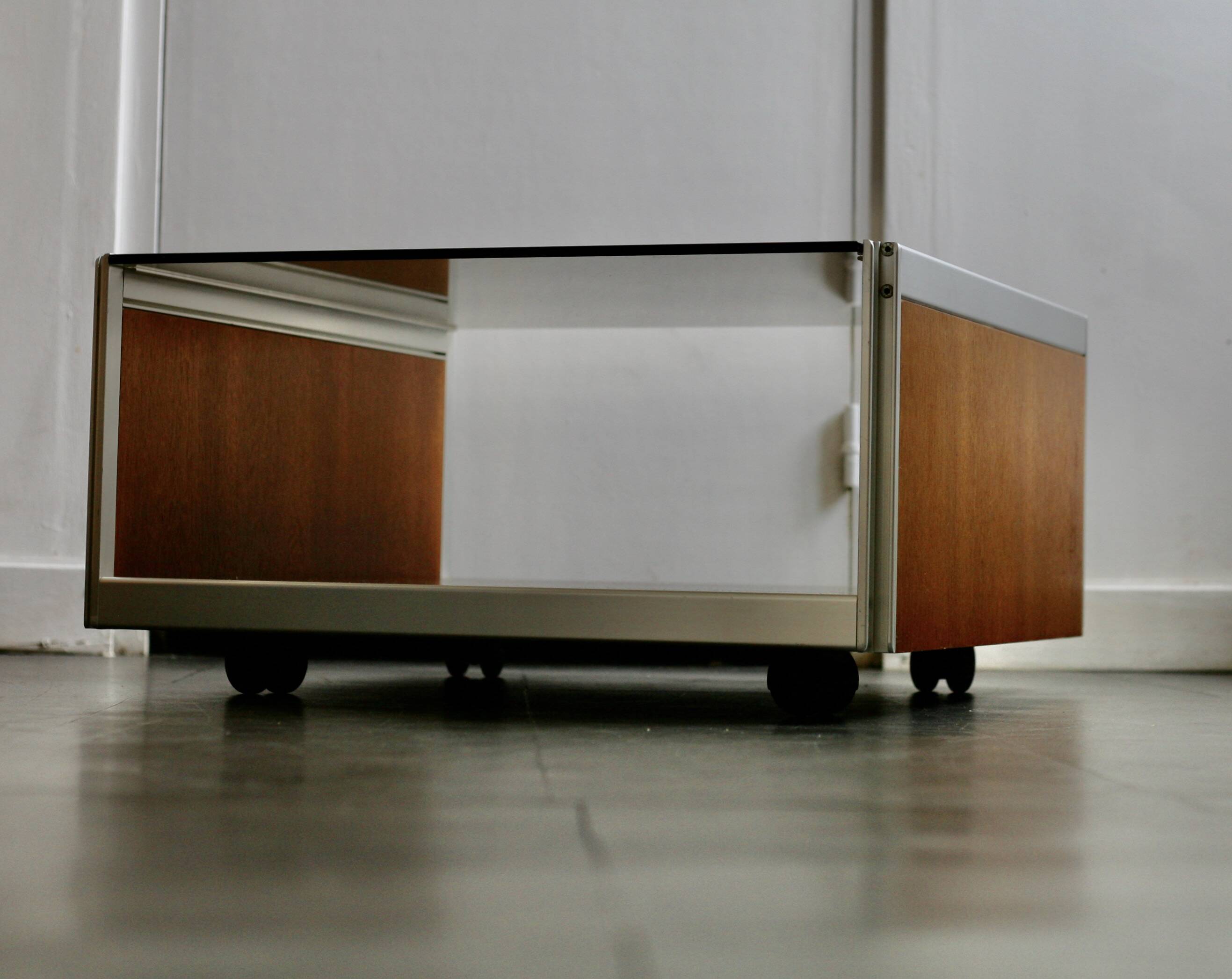 Table basse bois, aluminium et verre fumé. circa 1970