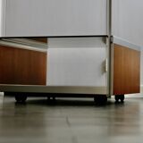 Table basse bois, aluminium et verre fumé. circa 1970