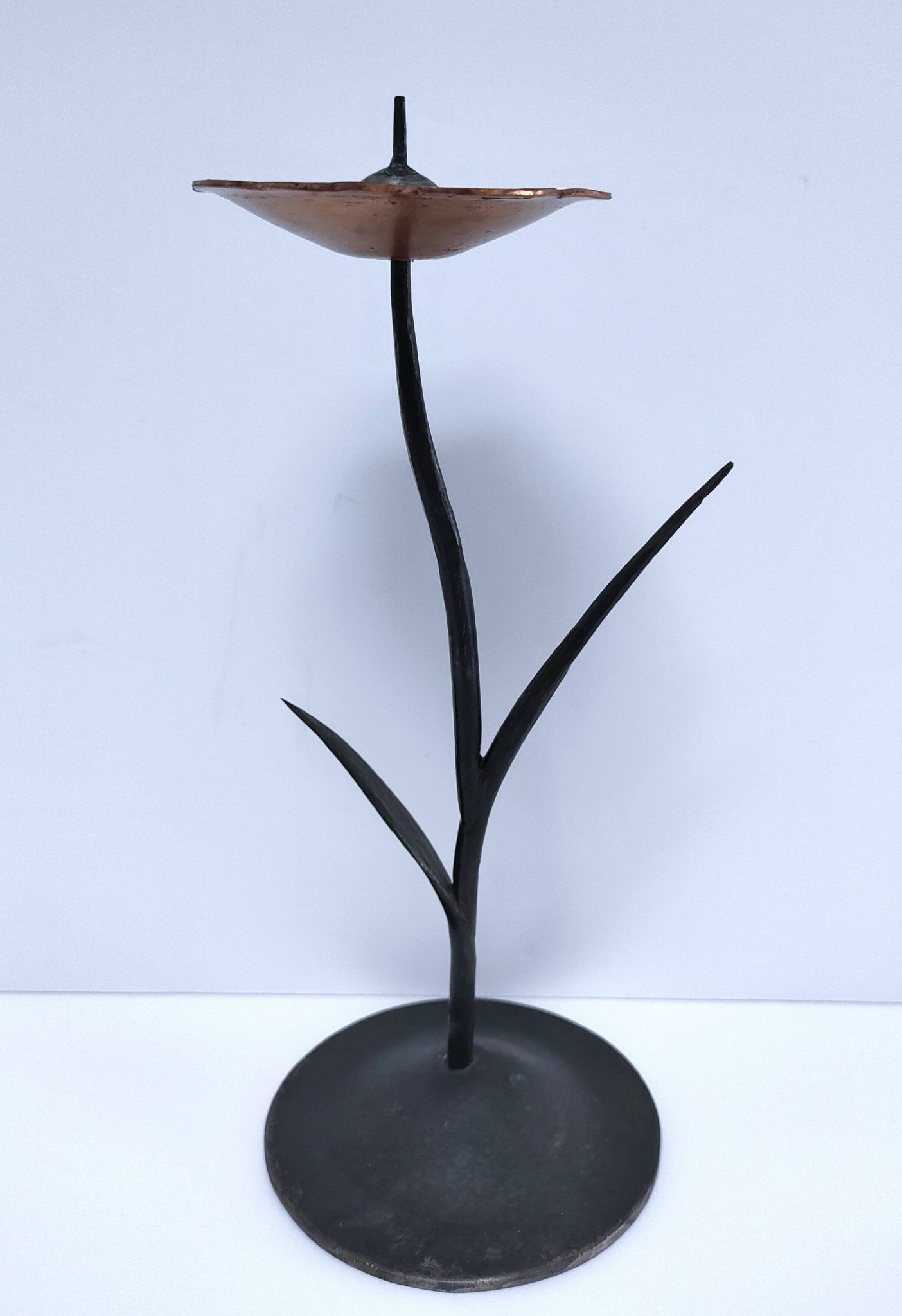 Paire de bougeoirs forme fleurs métal noir et cuivre