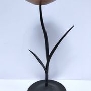 Paire de bougeoirs forme fleurs métal noir et cuivre
