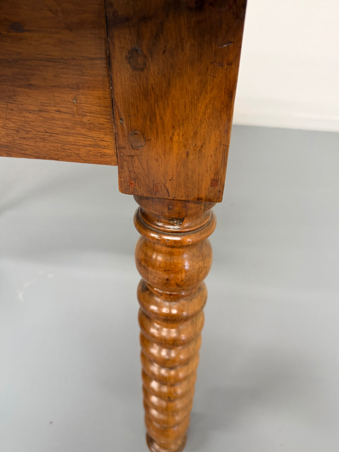 Oval dining table in solid wood with turned legs from the 1950s.