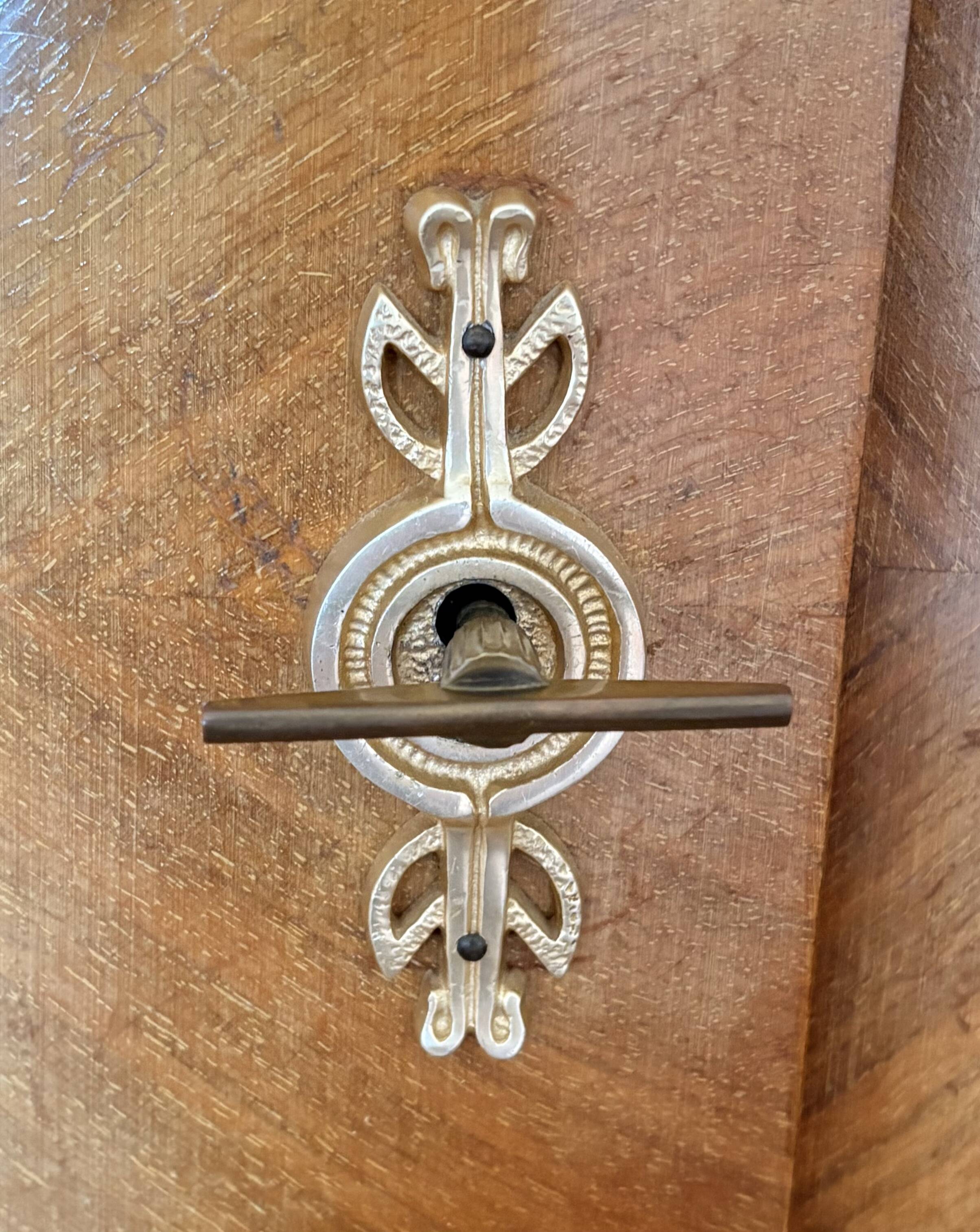Grande armoire vintage en loupe de noyer - style Art Déco