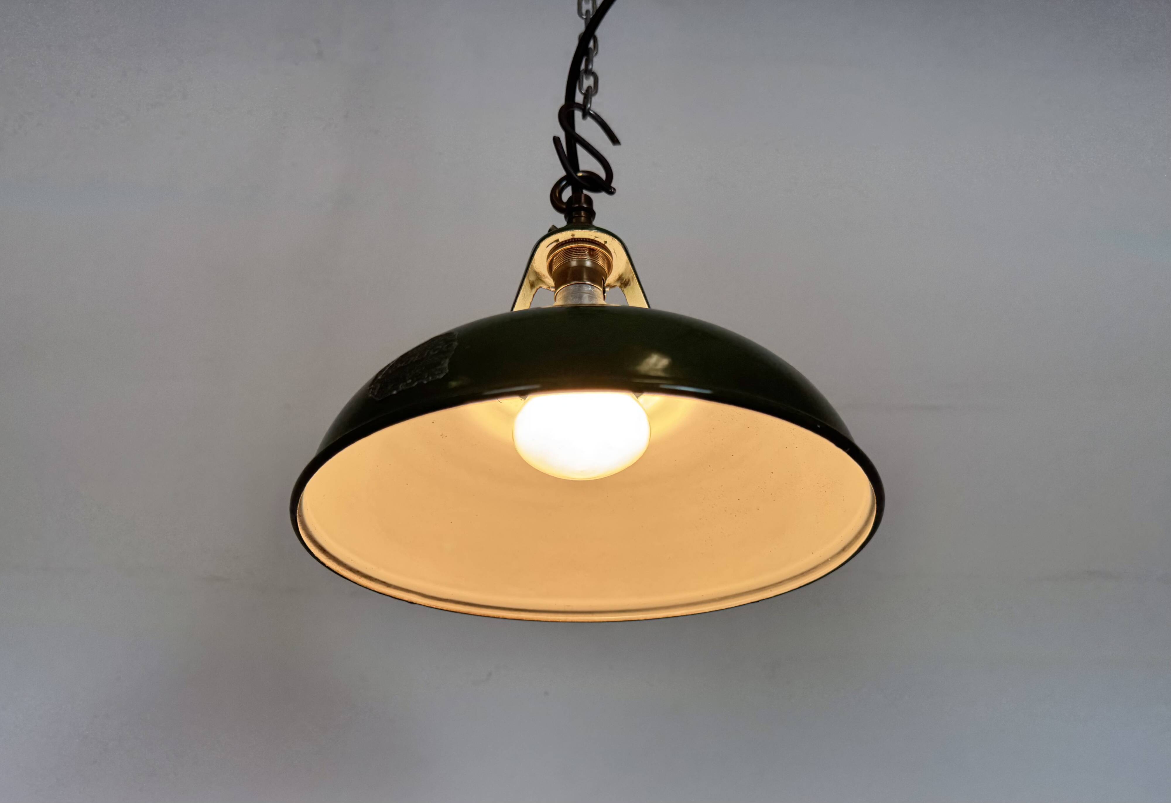 Suspension industrielle en émail vert de Coolicon, années 1950