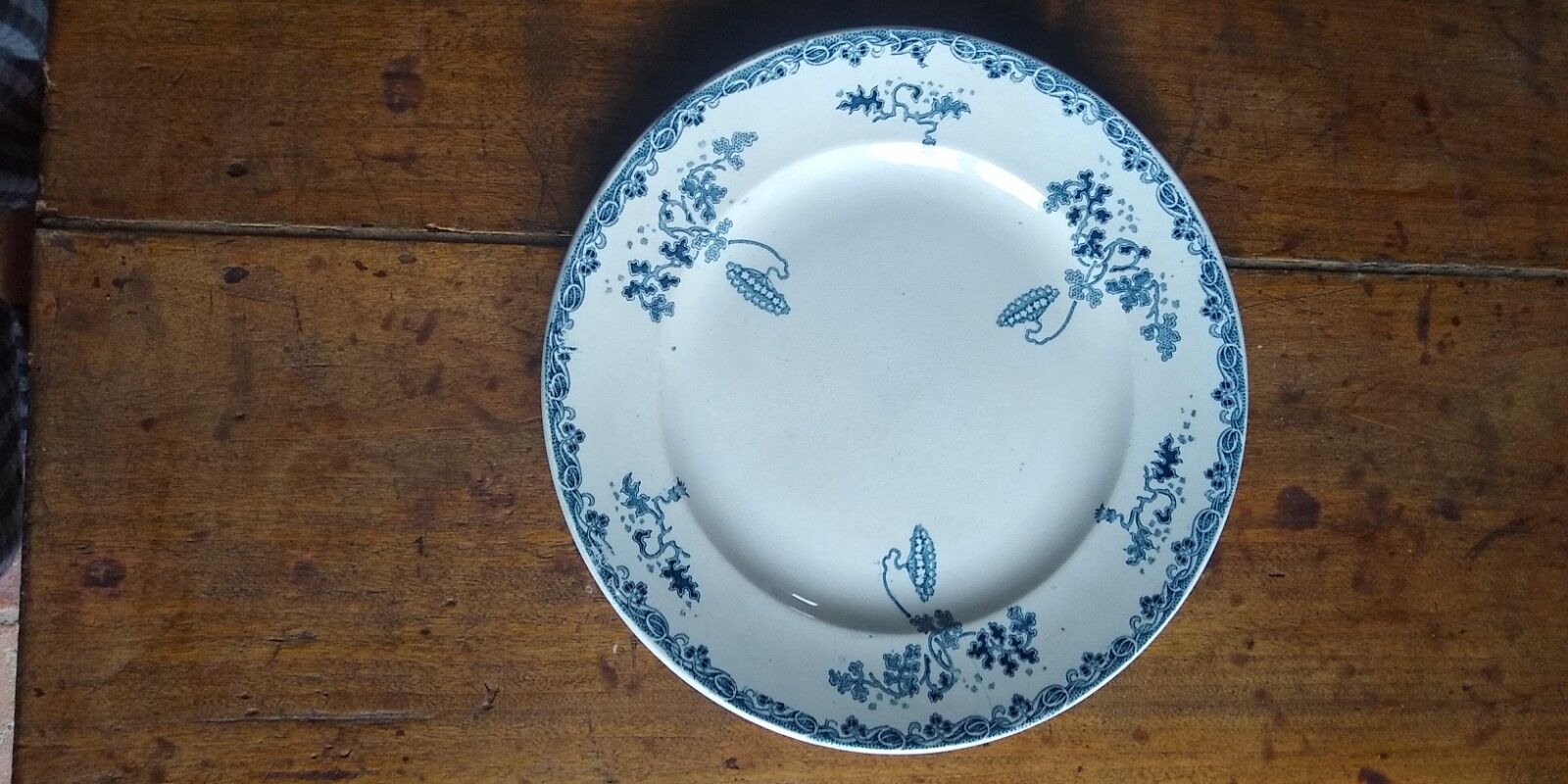 Round serving dish St Amand of blue color