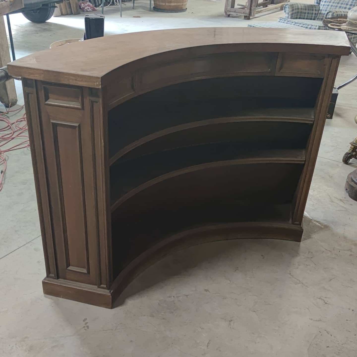 Walnut quarter-circle bar counter dating from the 50s/60s