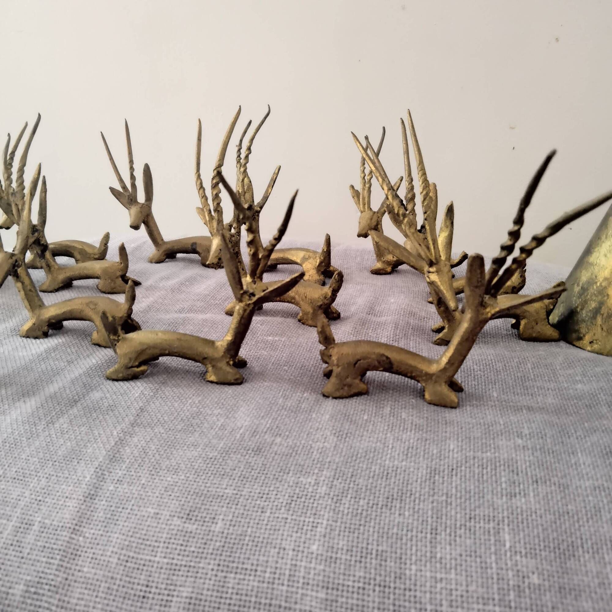 Table set with knife holder and bell