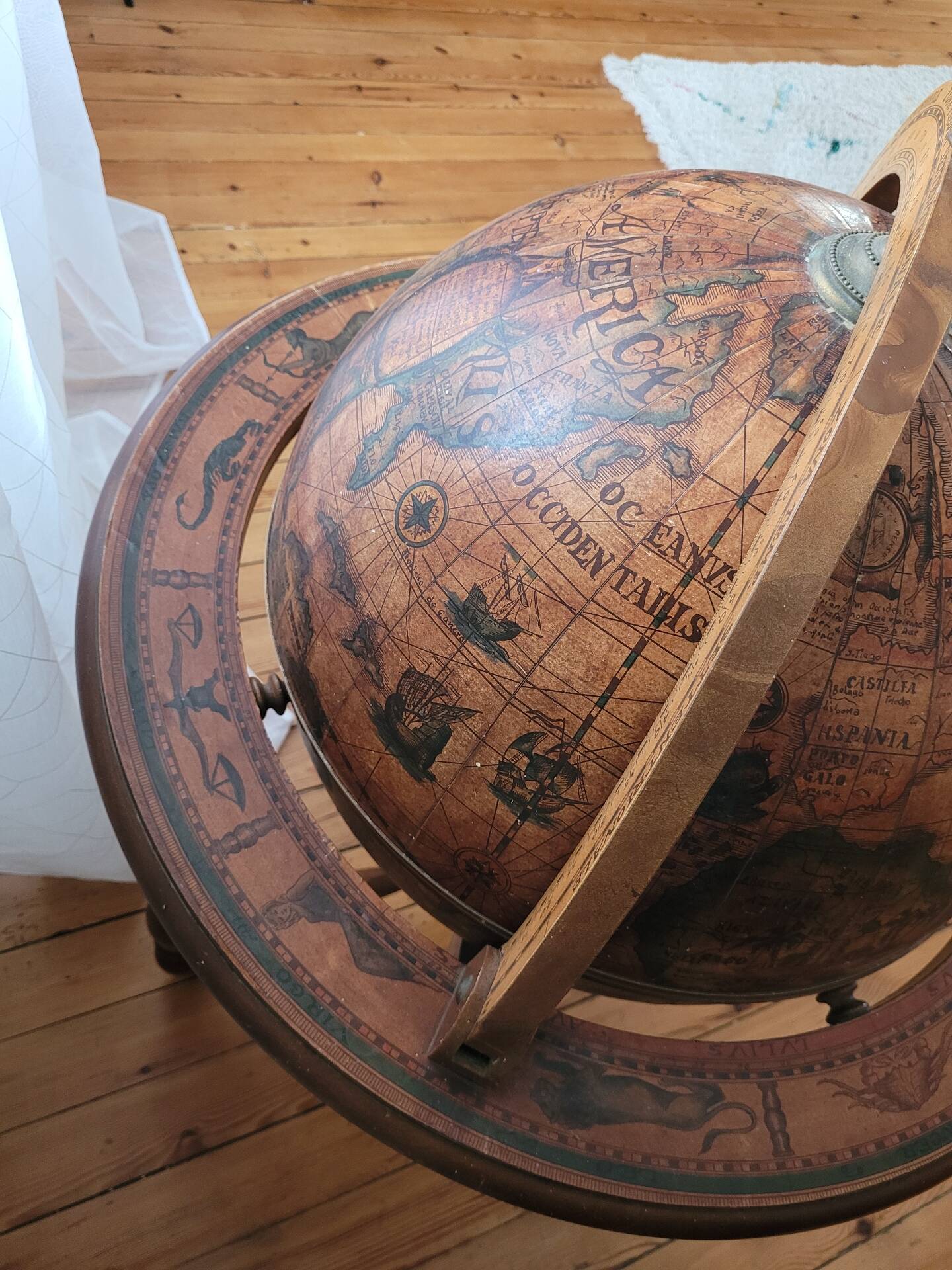Vintage 70's world map bar