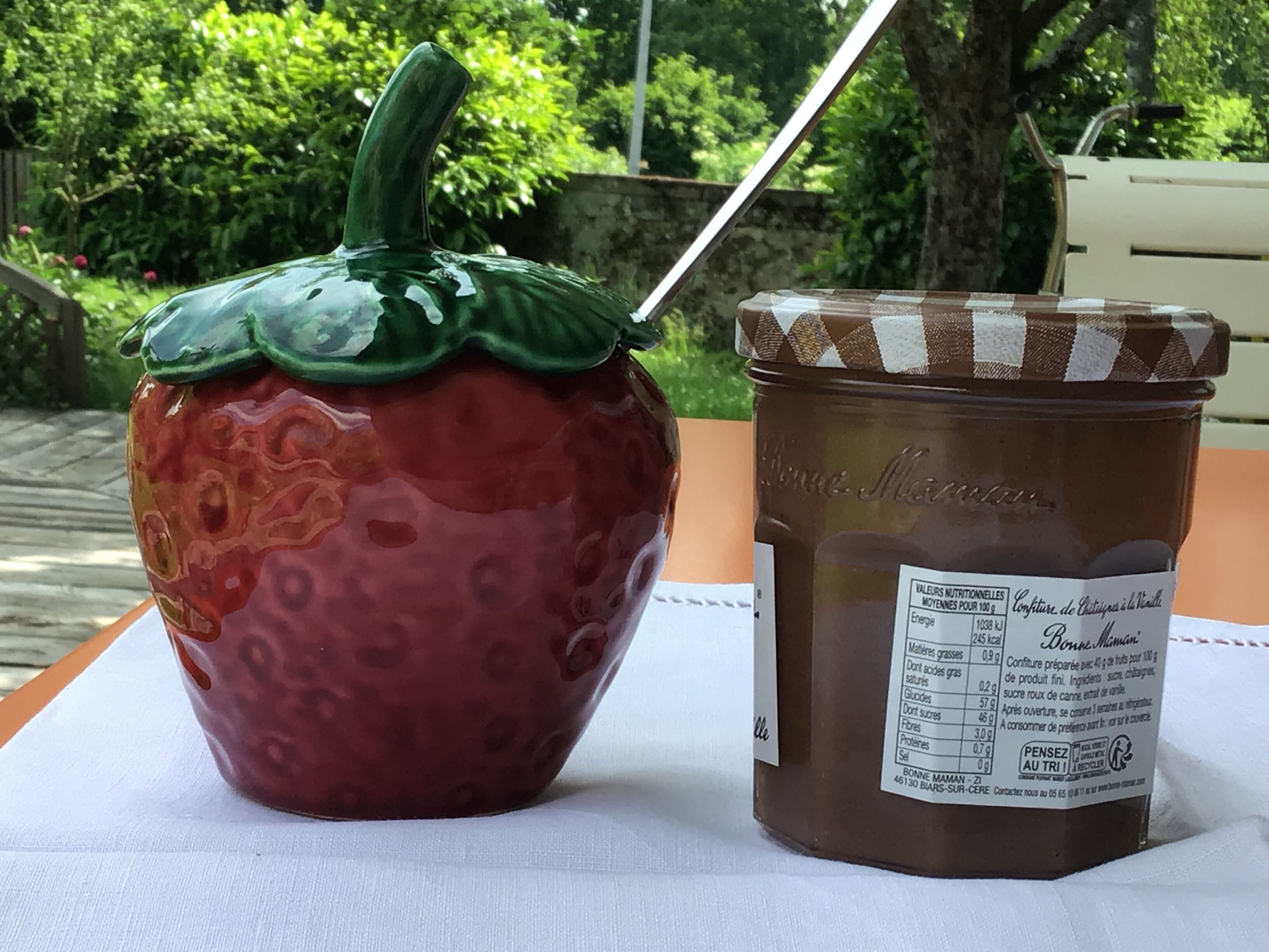 Barbotine strawberry jam pot