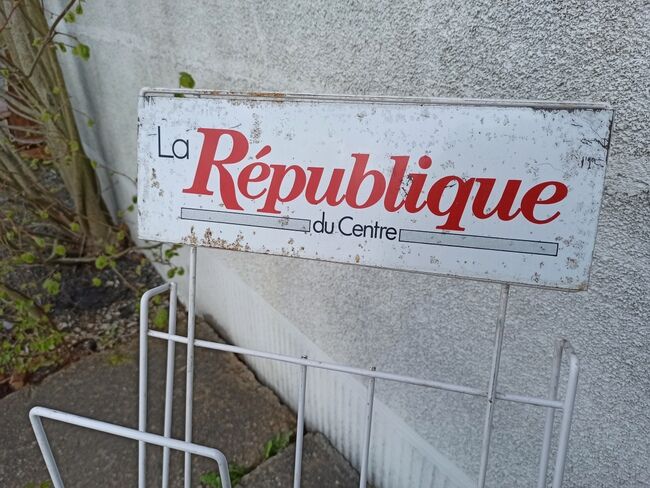 Newspaper and magazine display