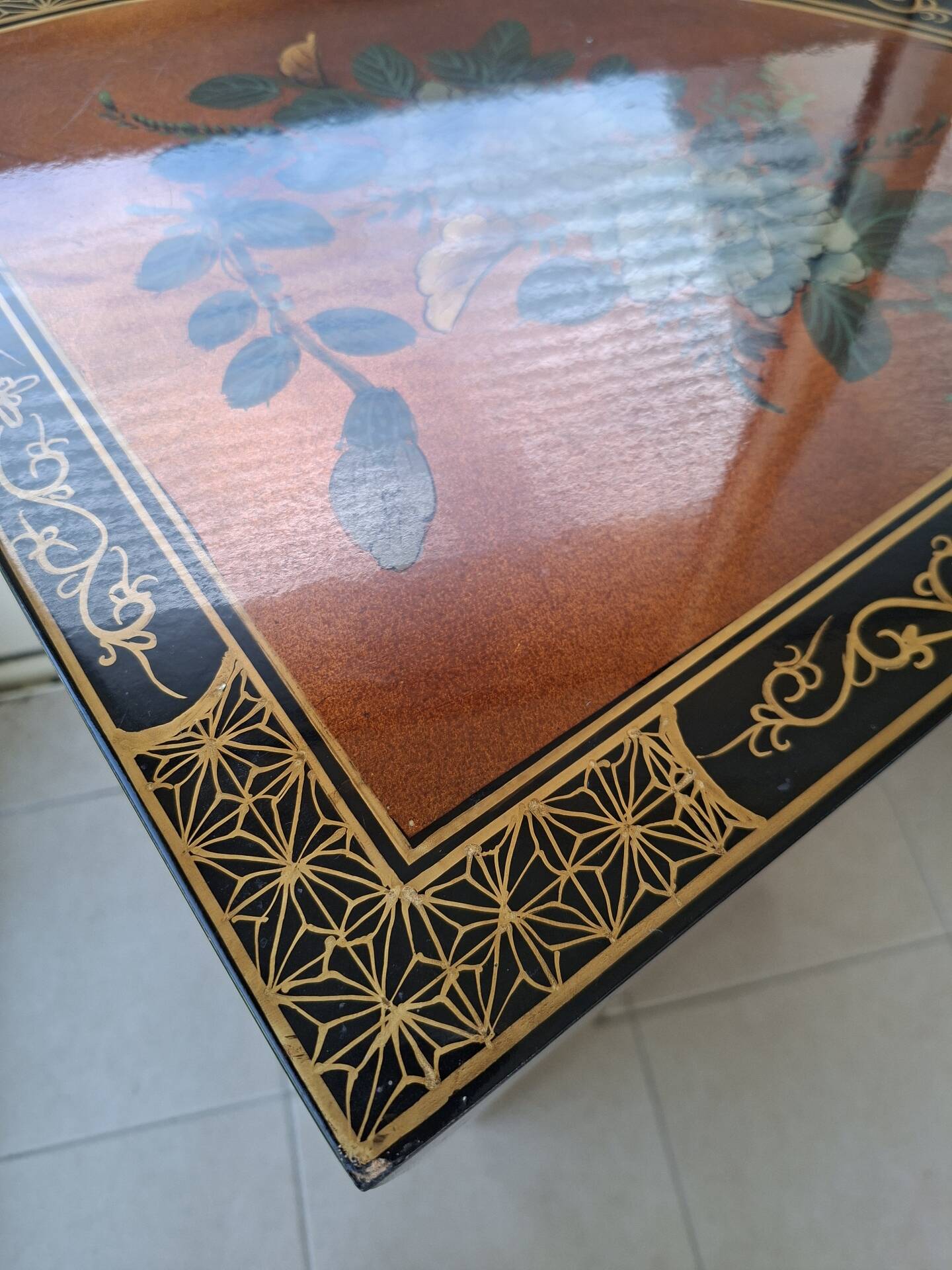 Meuble d'angle en bois laqué et peint à la main —  style asiatique