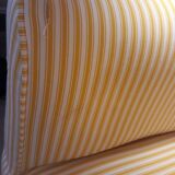 Fauteuil club en tissu jaune et blanc à rayures