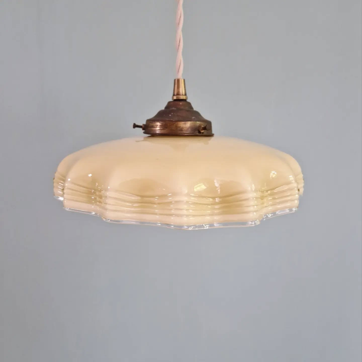 Art Deco suspension in yellow opaline with ouraline, 1920-30.