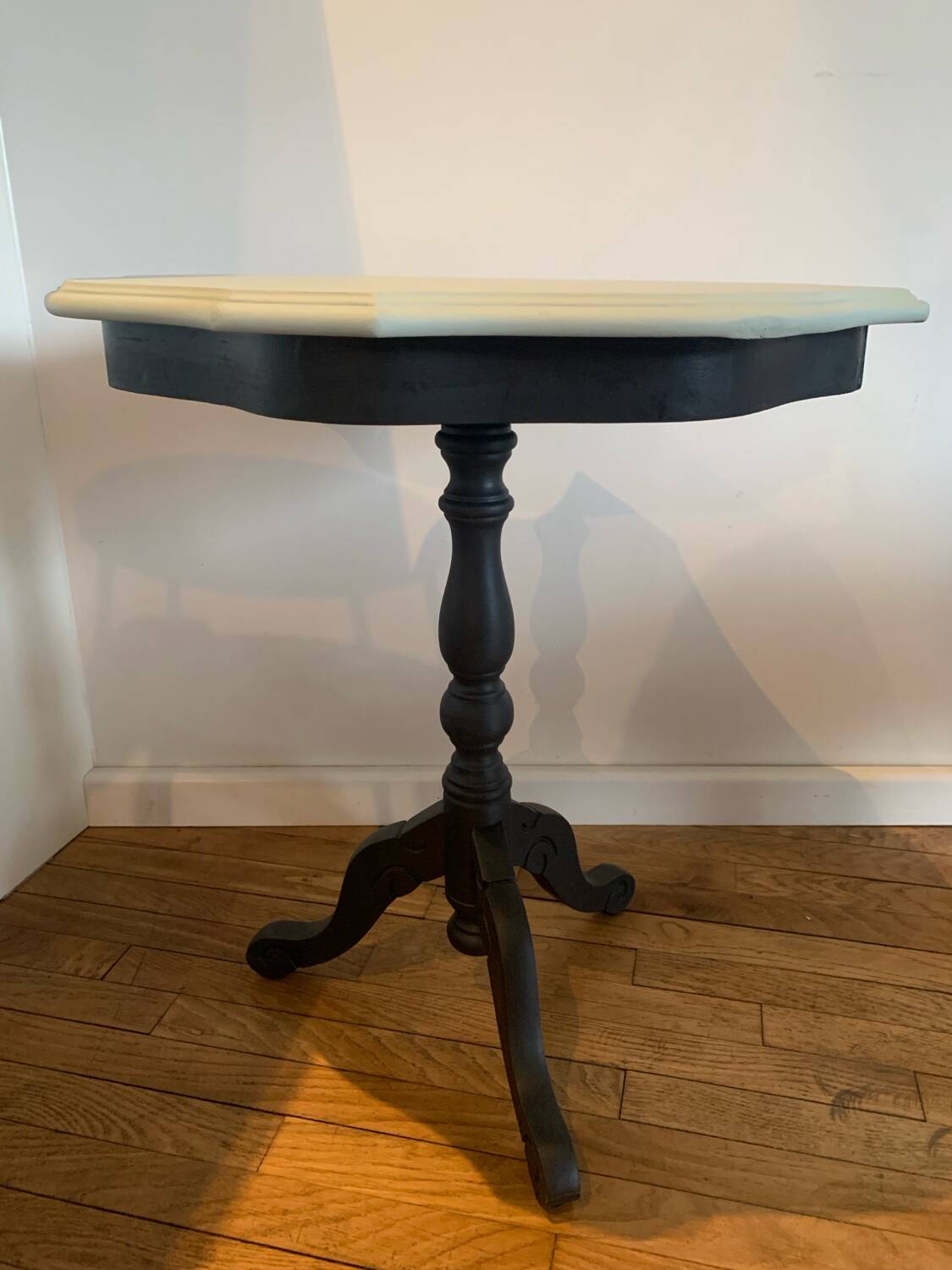 Pedestal table