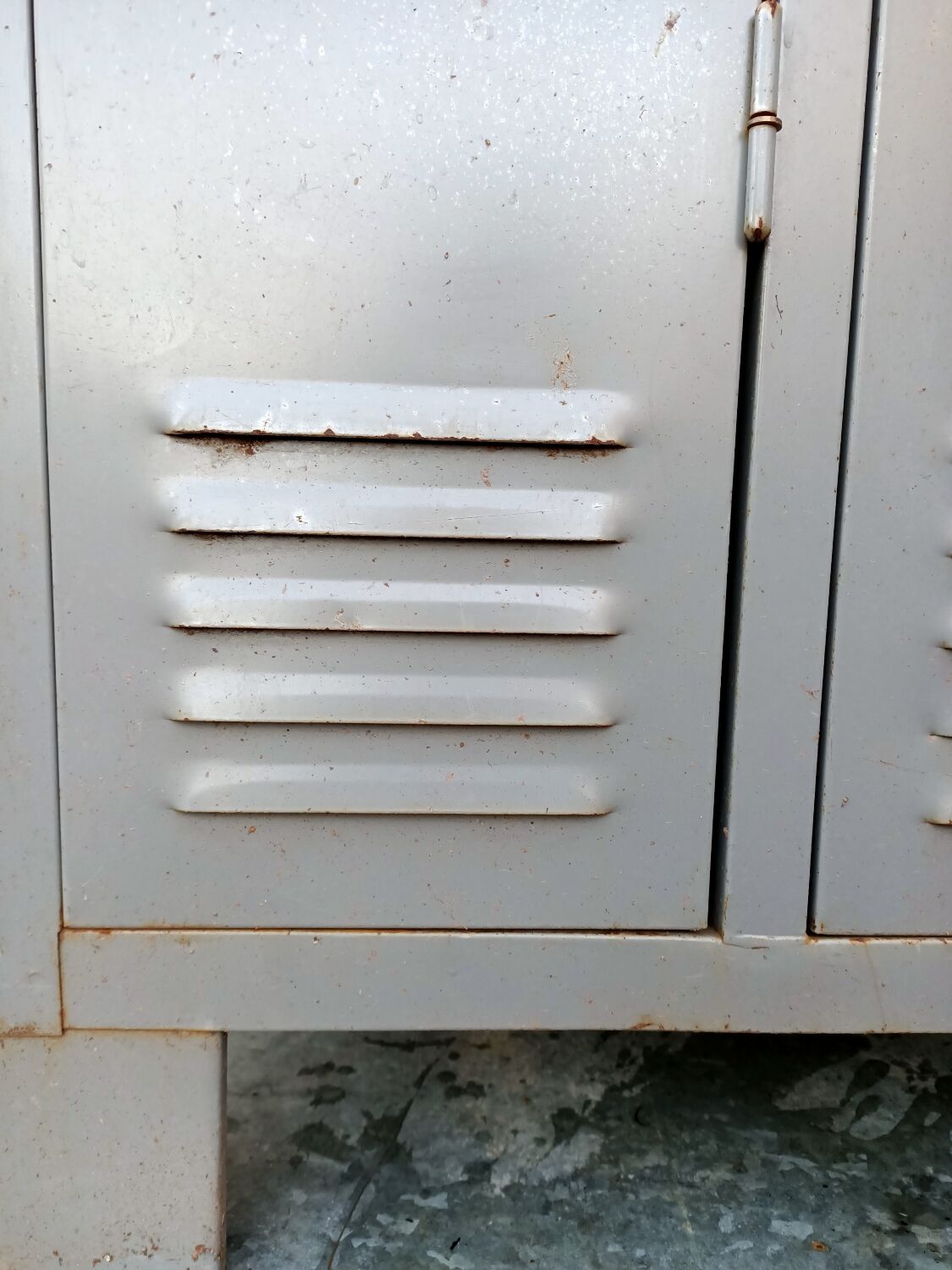 Metal cloakroom cabinet