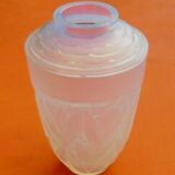 Vase verre opalescent en forme d' urne  Décor de feuillages et de baies