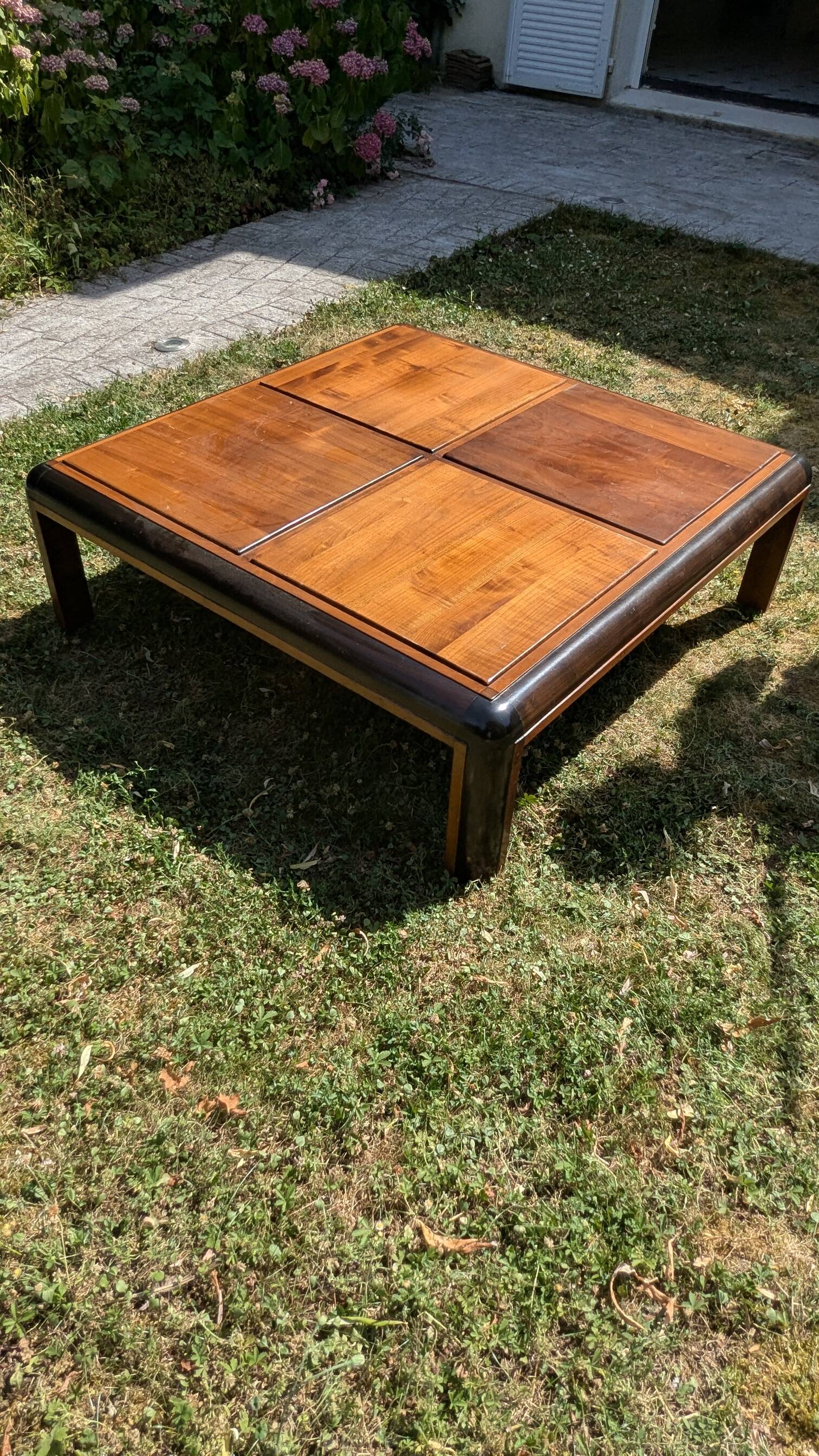 Table basse carrée vintage en bois massif et angles arrondis noircis