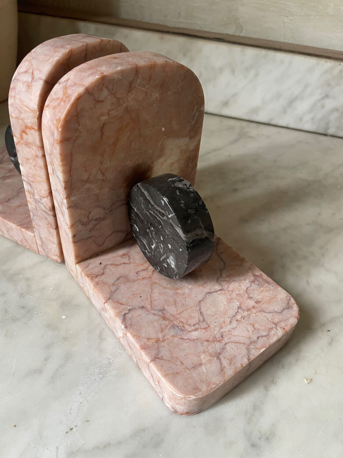 Paire de serre-livres livres en marbre rose et gris