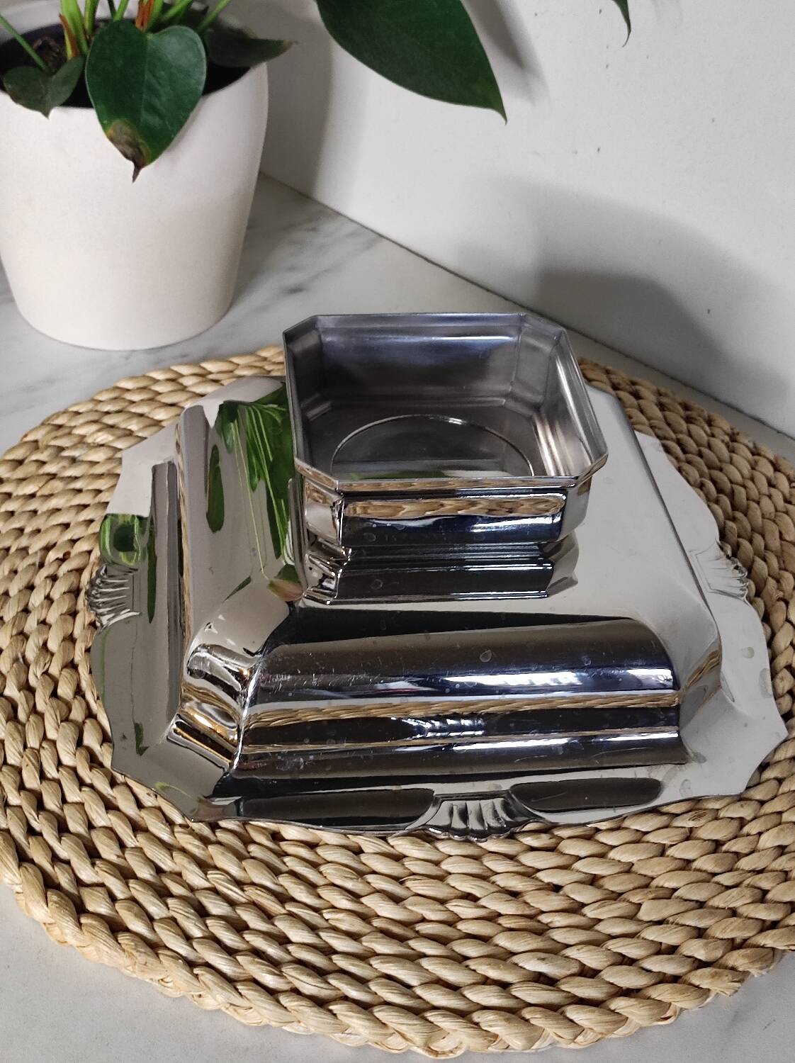 Metal fruit bowl