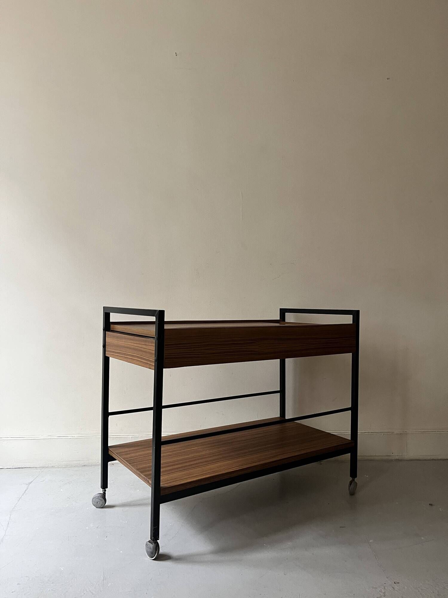 Rolling serving table in wood and black metal by Pierre Guariche for Meurop, design 1960